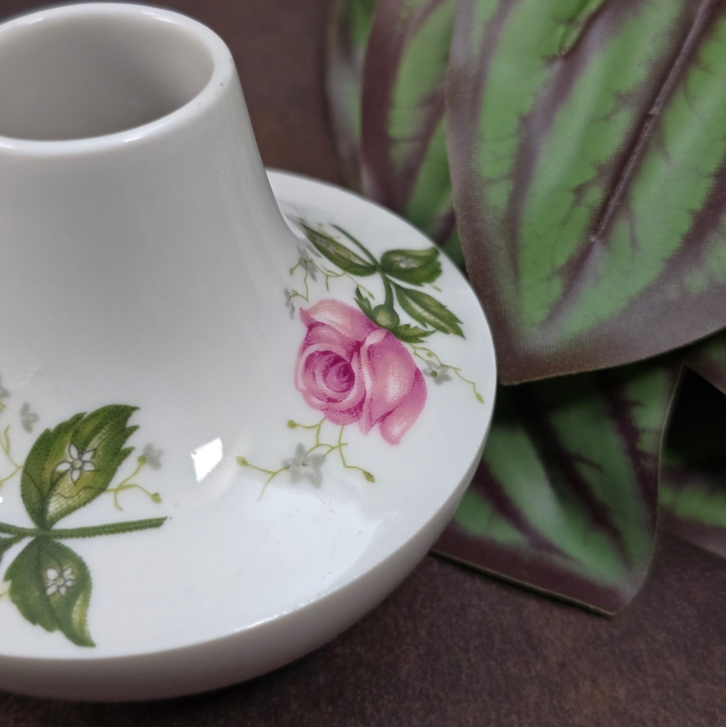 Vintage-Minivase von Seltmann Weiden aus Porzellan, Serie Annabell, 1960er. Rote Rosen auf zartem Weiß – ideal für kleine Blüten & nostalgische Deko.