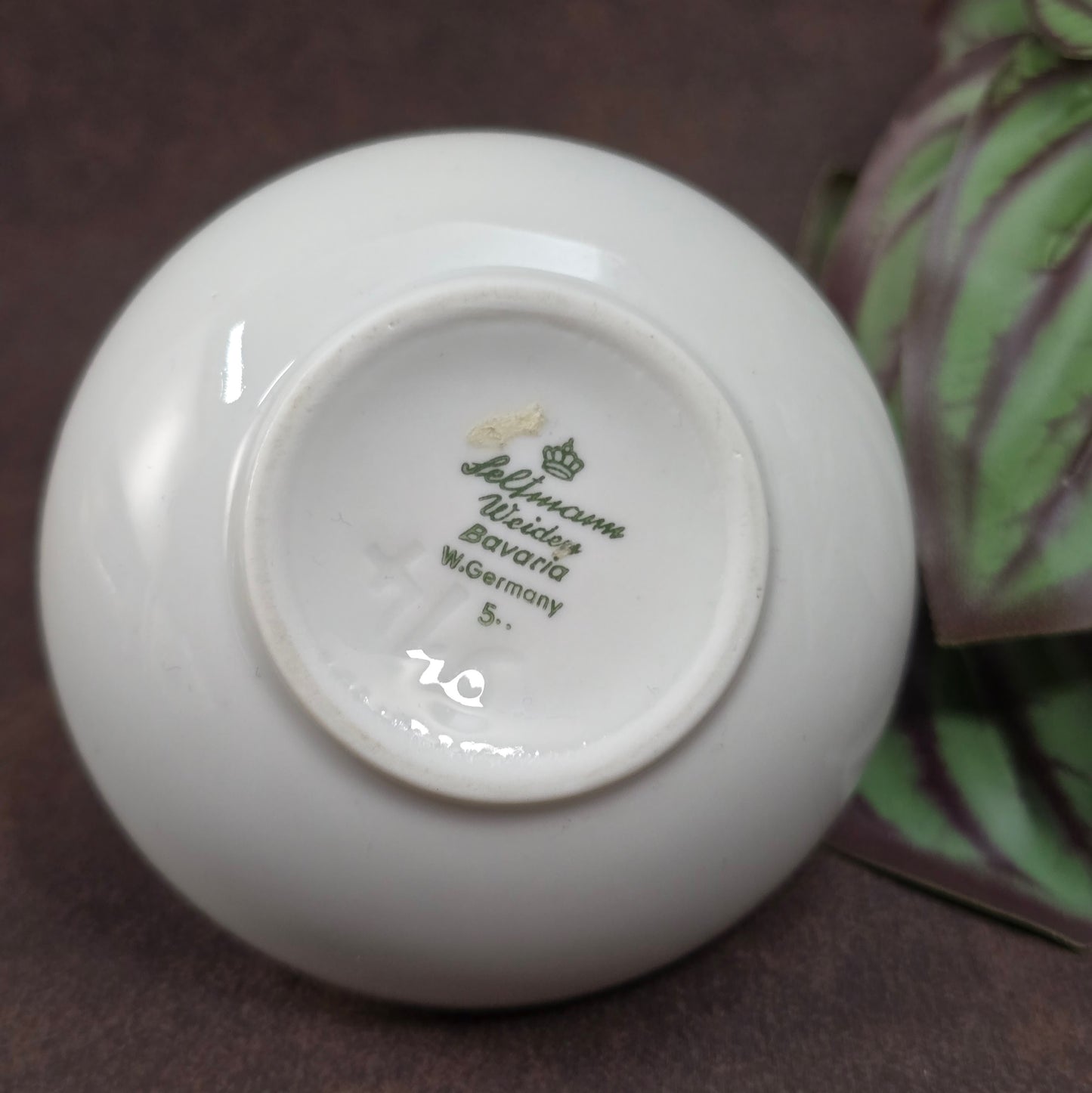 Vintage-Minivase von Seltmann Weiden aus Porzellan, Serie Annabell, 1960er. Rote Rosen auf zartem Weiß – ideal für kleine Blüten & nostalgische Deko.