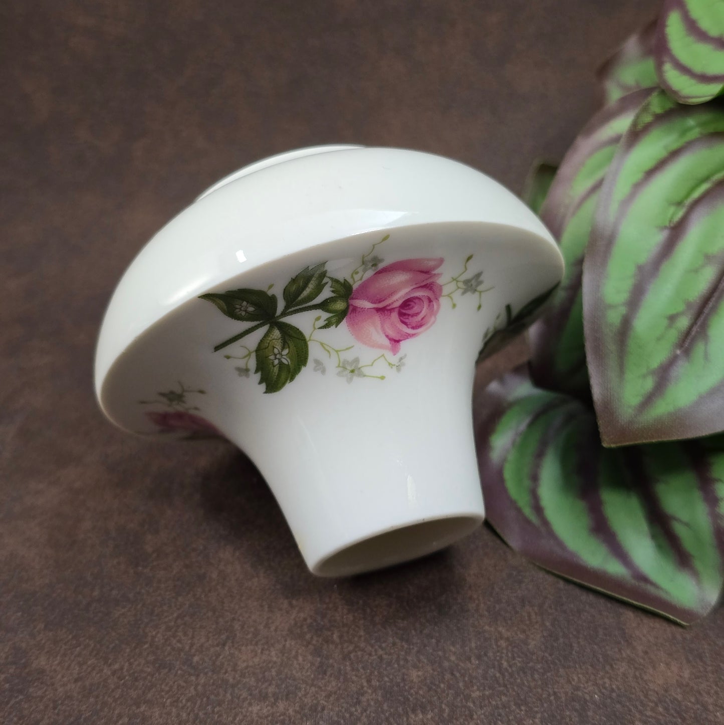 Vintage-Minivase von Seltmann Weiden aus Porzellan, Serie Annabell, 1960er. Rote Rosen auf zartem Weiß – ideal für kleine Blüten & nostalgische Deko.