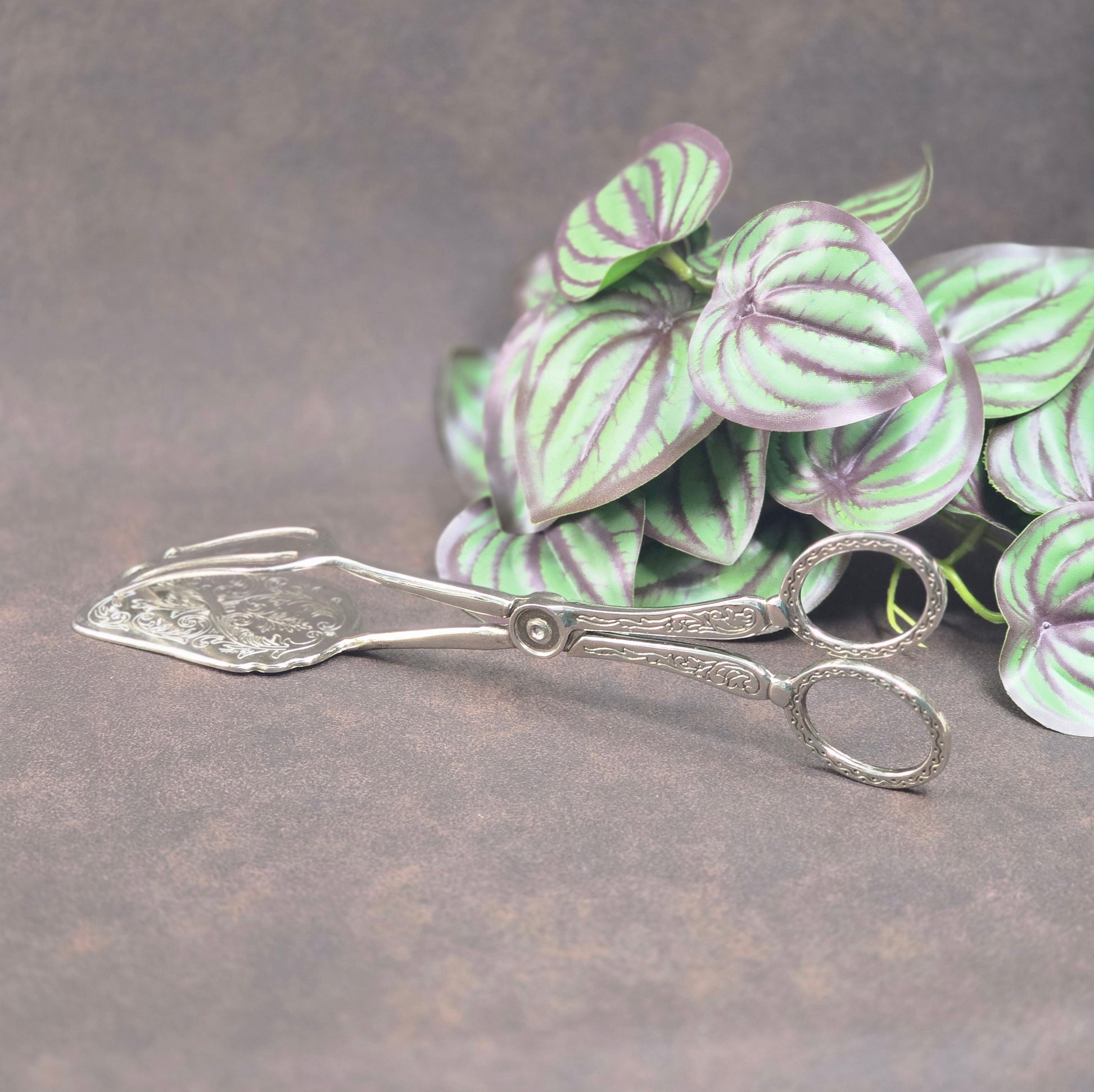 Italienische Vintage-Gebäckzange, 1970er, versilbert mit floralem Relief – stilvoll servieren mit nostalgischem Flair.