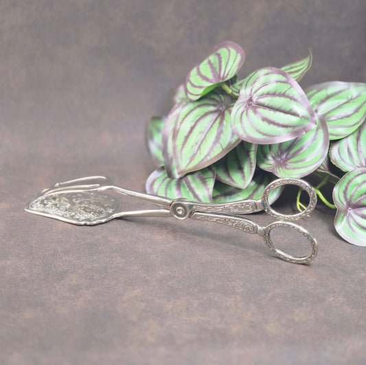 Italienische Vintage-Gebäckzange, 1970er, versilbert mit floralem Relief – stilvoll servieren mit nostalgischem Flair.