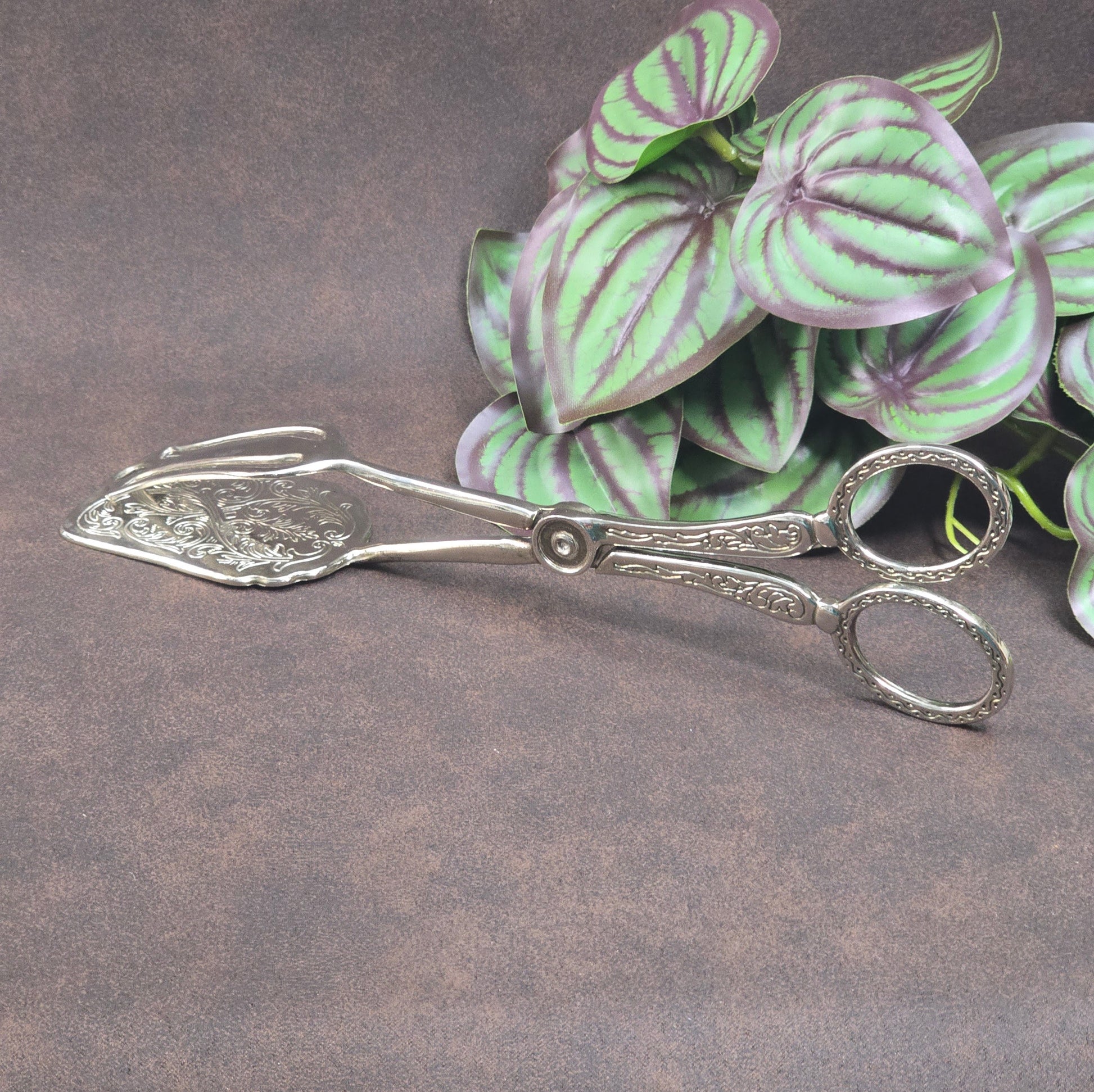 Italienische Vintage-Gebäckzange, 1970er, versilbert mit floralem Relief – stilvoll servieren mit nostalgischem Flair.