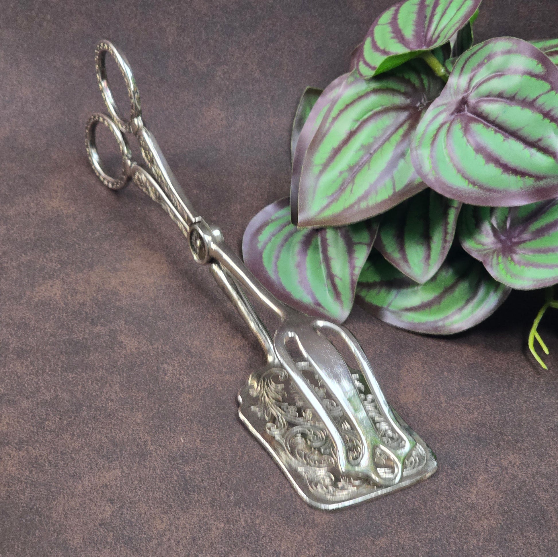 Italienische Vintage-Gebäckzange, 1970er, versilbert mit floralem Relief – stilvoll servieren mit nostalgischem Flair.