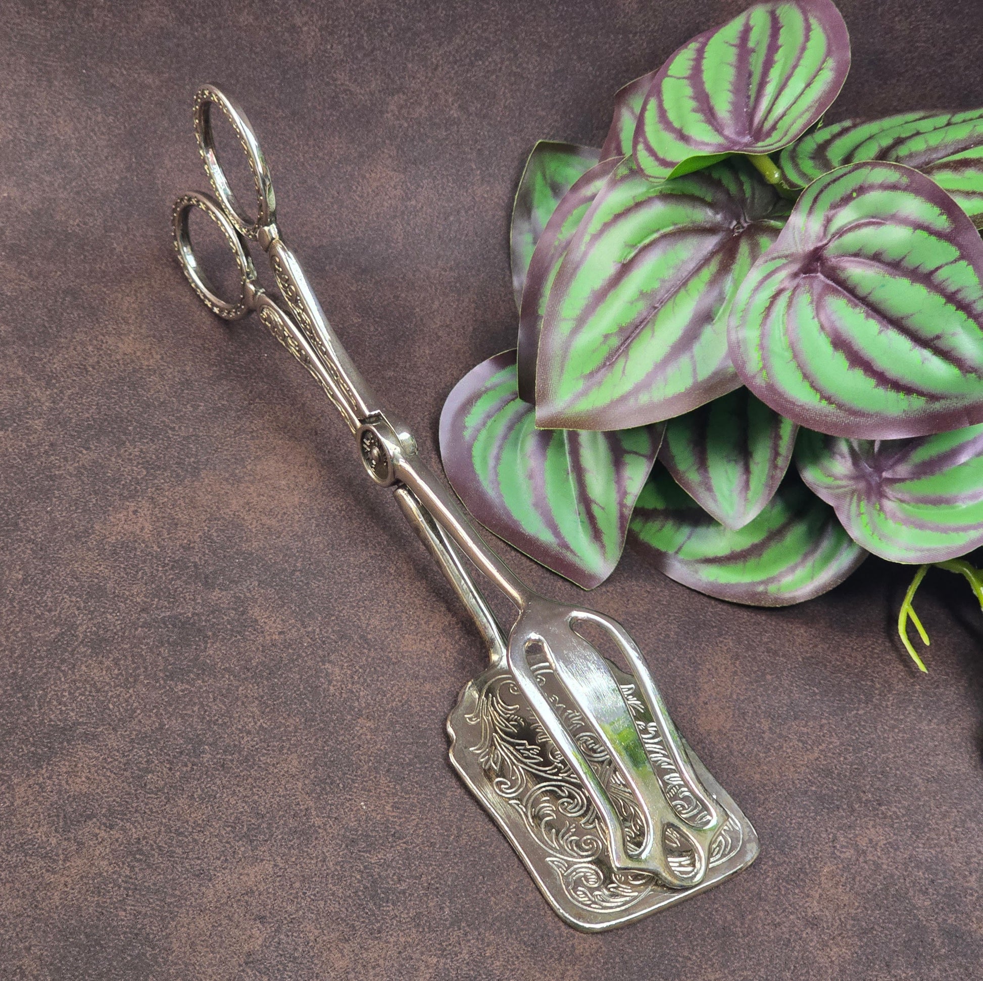 Italienische Vintage-Gebäckzange, 1970er, versilbert mit floralem Relief – stilvoll servieren mit nostalgischem Flair.