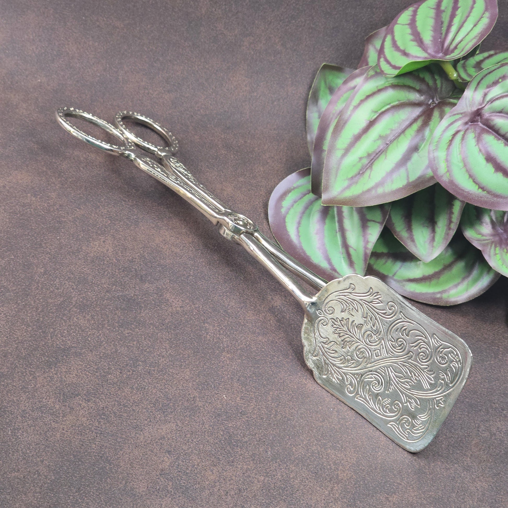 Italienische Vintage-Gebäckzange, 1970er, versilbert mit floralem Relief – stilvoll servieren mit nostalgischem Flair.