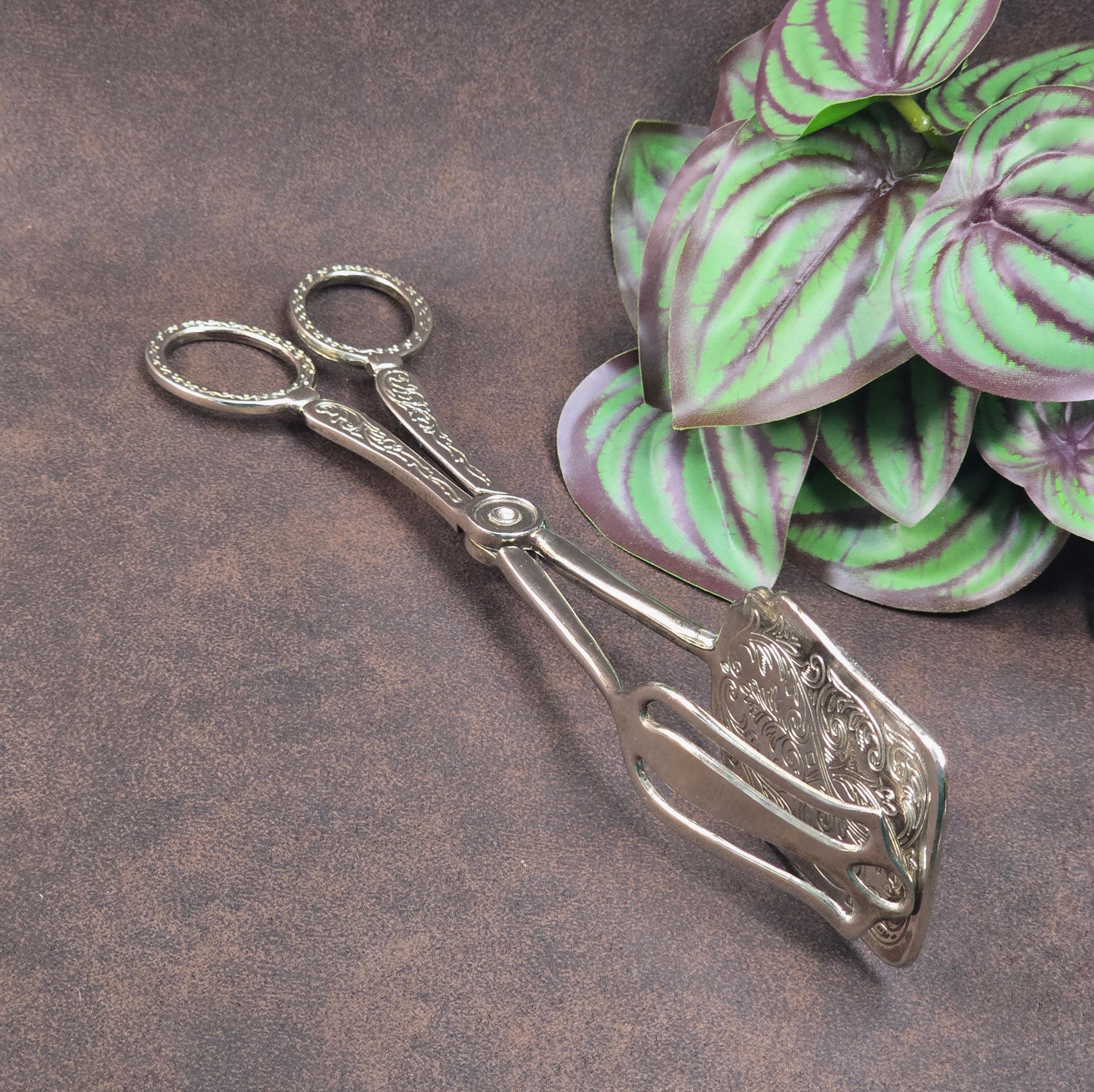 Italienische Vintage-Gebäckzange, 1970er, versilbert mit floralem Relief – stilvoll servieren mit nostalgischem Flair.