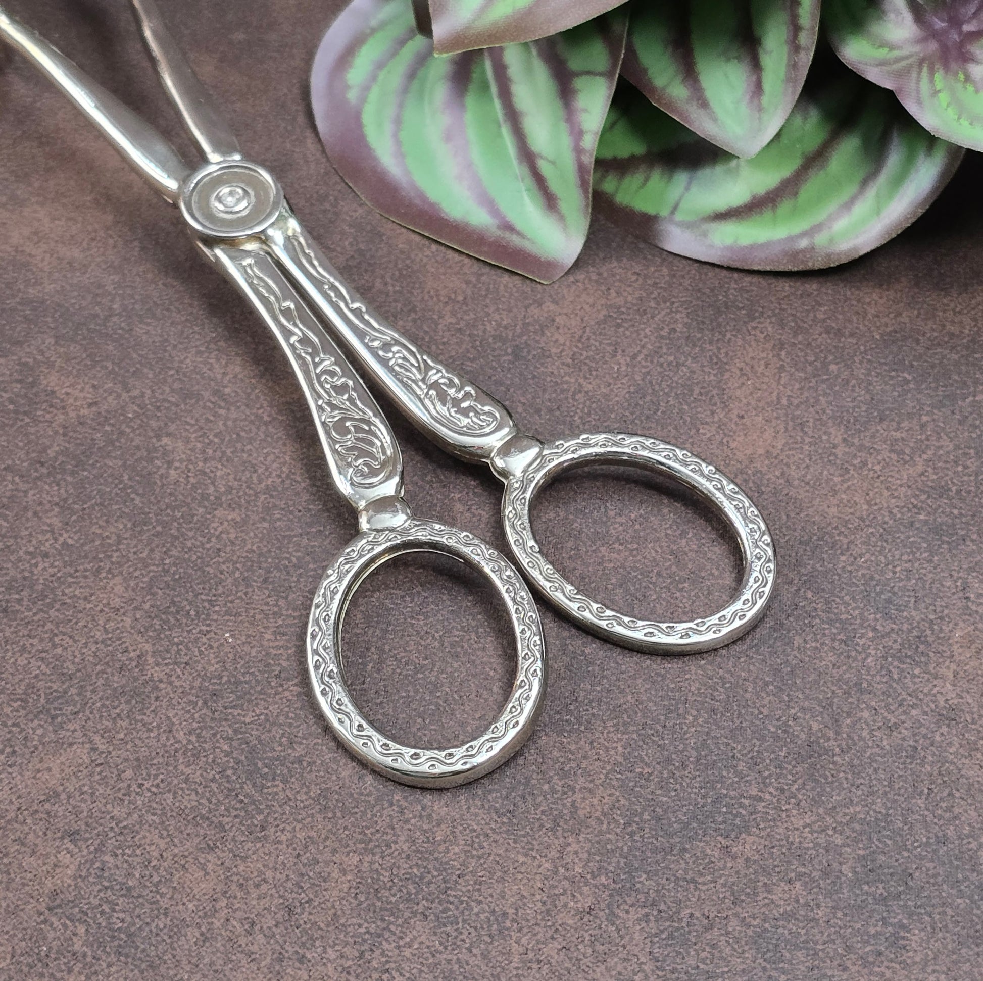 Italienische Vintage-Gebäckzange, 1970er, versilbert mit floralem Relief – stilvoll servieren mit nostalgischem Flair.