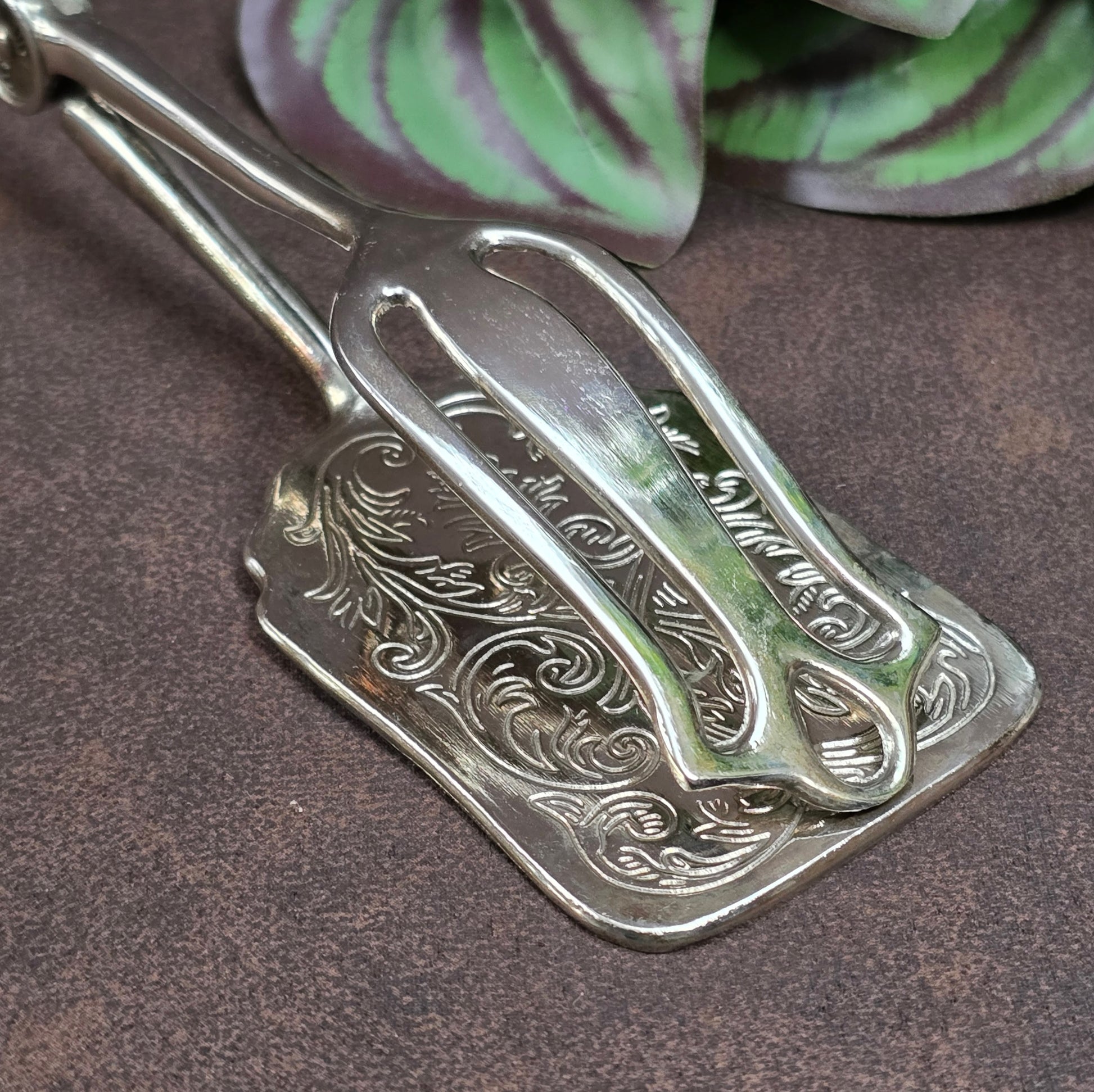 Italienische Vintage-Gebäckzange, 1970er, versilbert mit floralem Relief – stilvoll servieren mit nostalgischem Flair.