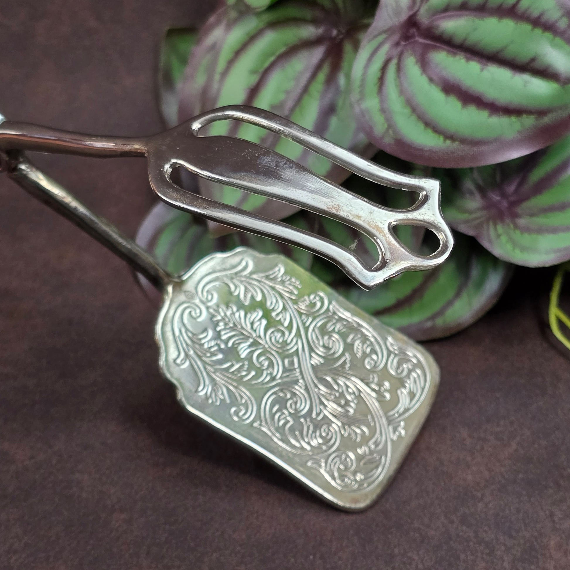 Italienische Vintage-Gebäckzange, 1970er, versilbert mit floralem Relief – stilvoll servieren mit nostalgischem Flair.