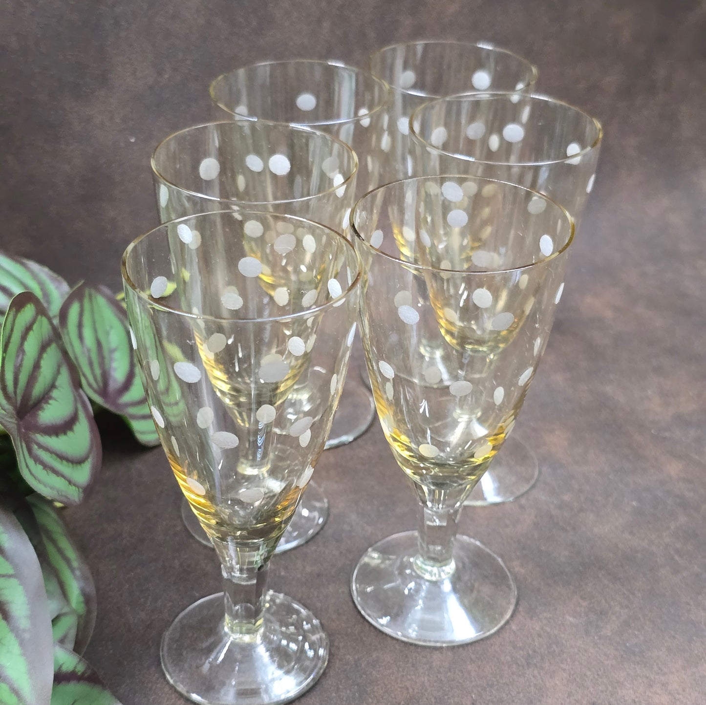6er-Set Sherry-/Likörgläser, DDR 1950er–60er, Lausitzer Glas zugeschrieben. Mit geätztem Punkte-Dekor, ideal für Retro-Bar & Vintage-Genuss.