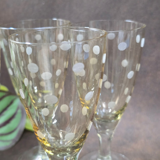 6er-Set Sherry-/Likörgläser, DDR 1950er–60er, Lausitzer Glas zugeschrieben. Mit geätztem Punkte-Dekor, ideal für Retro-Bar & Vintage-Genuss.