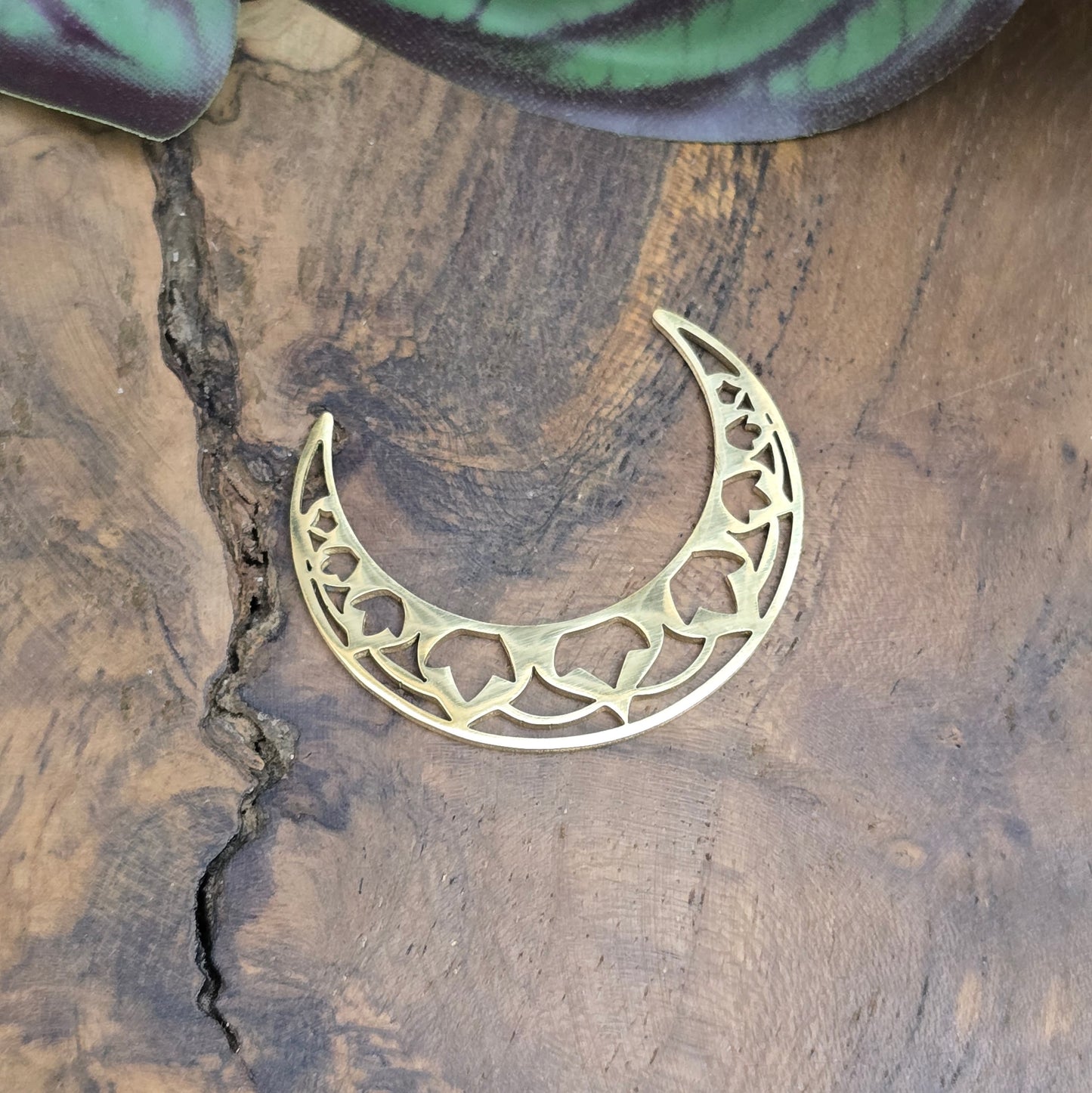 Sichelmond-Anhänger aus vergoldetem Edelstahl – 35 mm, glänzend. Ideal als Verbinder oder Kettenanhänger für Chakra- oder spirituellen Schmuck.