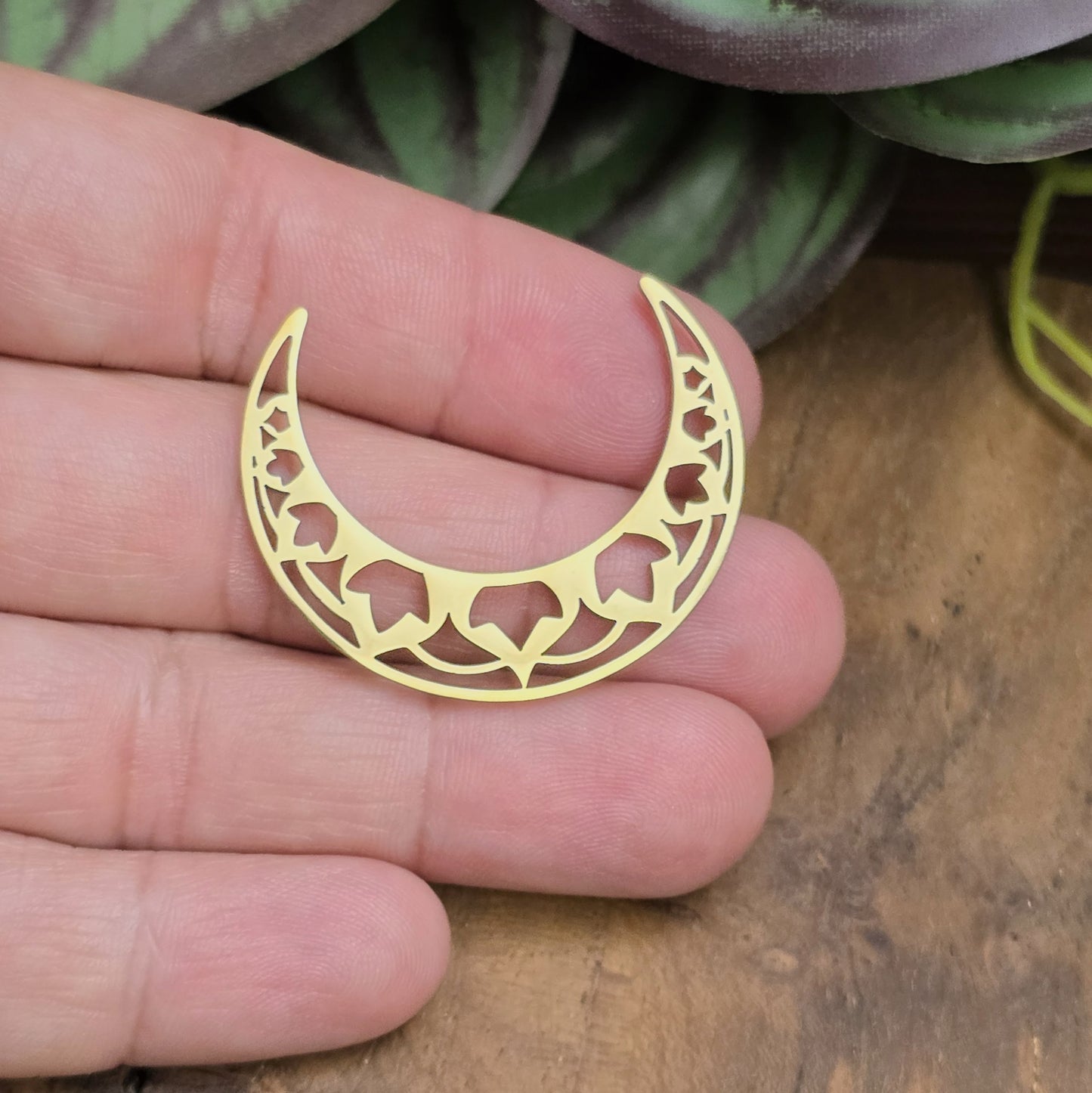 Sichelmond-Anhänger aus vergoldetem Edelstahl – 35 mm, glänzend. Ideal als Verbinder oder Kettenanhänger für Chakra- oder spirituellen Schmuck.