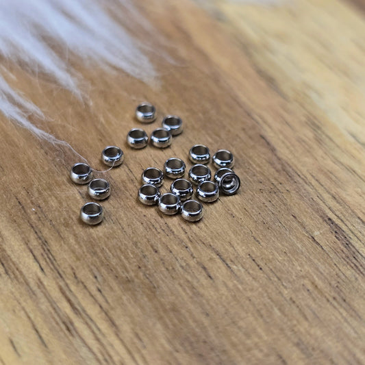 Silberfarbene Edelstahl-Crimps (2 mm) im 20er-Set – ideal zum Fixieren von Perlen, Verschlüssen und Details bei Ketten, Armbändern & Schmuckdesign. Langlebig & vielseitig.