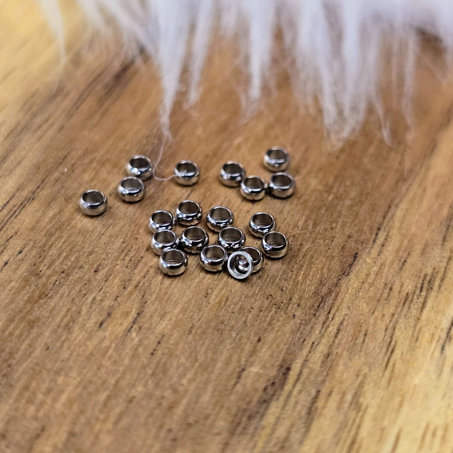 Silberfarbene Edelstahl-Crimps (2 mm) im 20er-Set – ideal zum Fixieren von Perlen, Verschlüssen und Details bei Ketten, Armbändern & Schmuckdesign. Langlebig & vielseitig.
