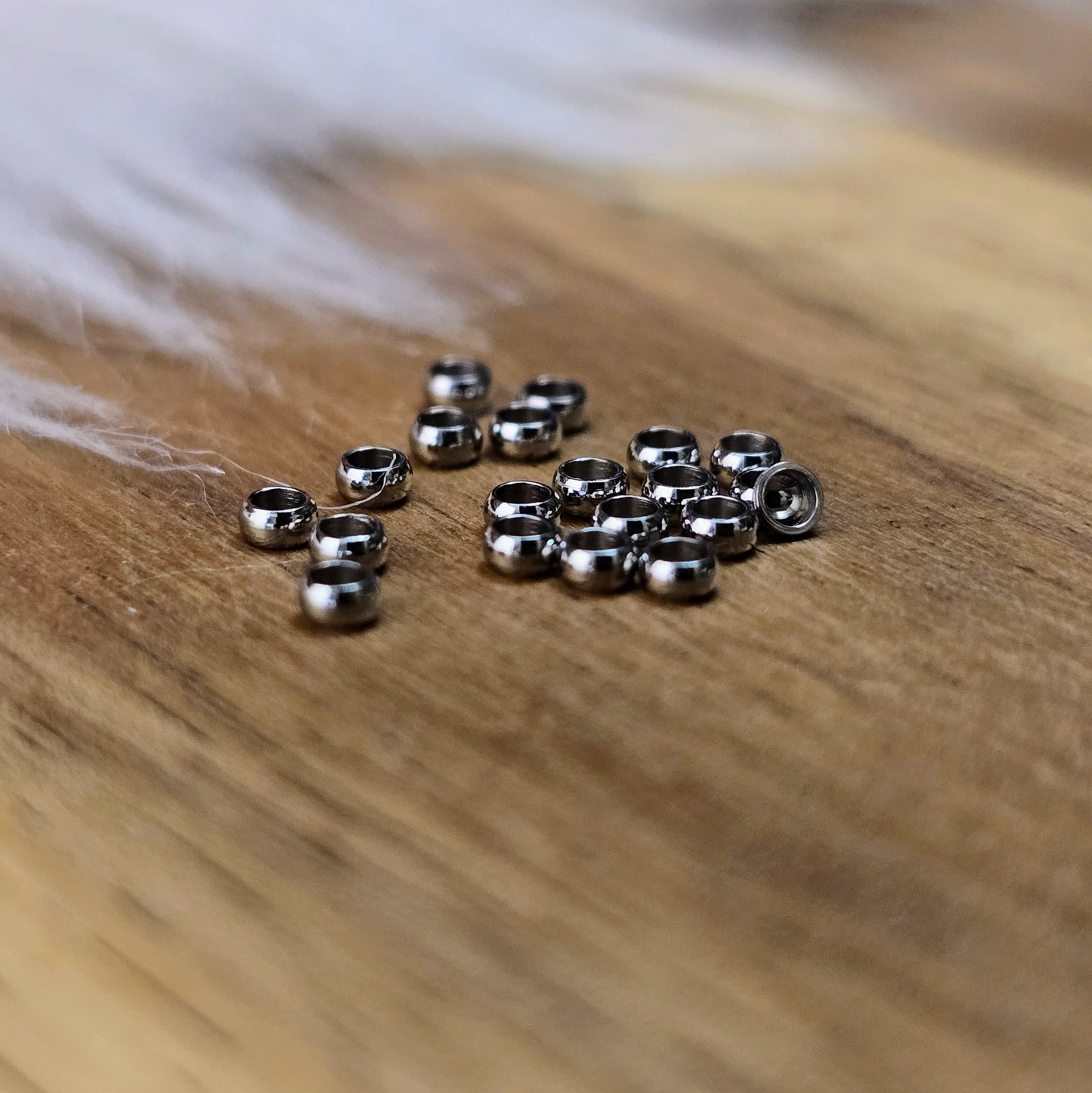 Silberfarbene Edelstahl-Crimps (2 mm) im 20er-Set – ideal zum Fixieren von Perlen, Verschlüssen und Details bei Ketten, Armbändern & Schmuckdesign. Langlebig & vielseitig.
