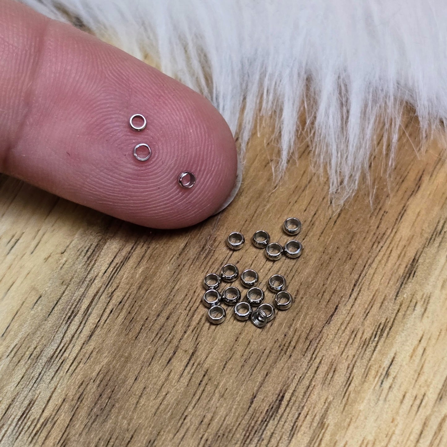 Silberfarbene Edelstahl-Crimps (2 mm) im 20er-Set – ideal zum Fixieren von Perlen, Verschlüssen und Details bei Ketten, Armbändern & Schmuckdesign. Langlebig & vielseitig.