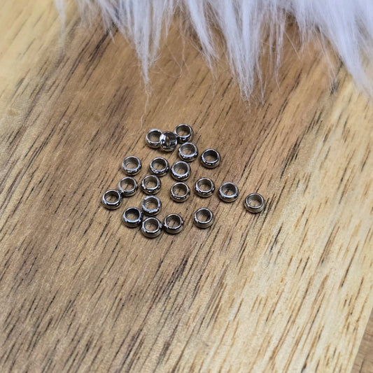 Silberfarbene Edelstahl-Crimps (2,5 mm) im 20er-Set – ideal zum Fixieren von Perlen, Verschlüssen und Details bei Ketten, Armbändern & Schmuckdesign. Langlebig & vielseitig.