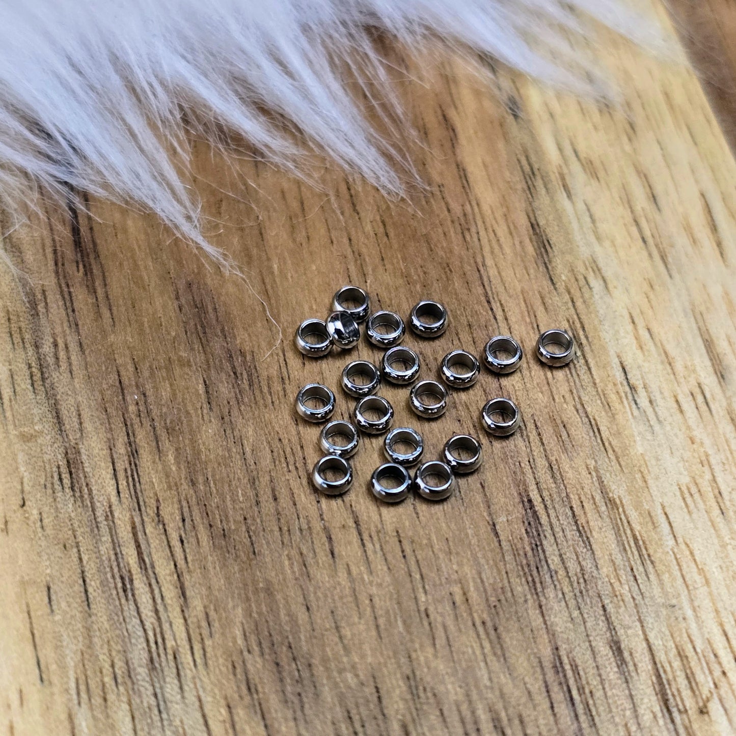 Silberfarbene Edelstahl-Crimps (2,5 mm) im 20er-Set – ideal zum Fixieren von Perlen, Verschlüssen und Details bei Ketten, Armbändern & Schmuckdesign. Langlebig & vielseitig.