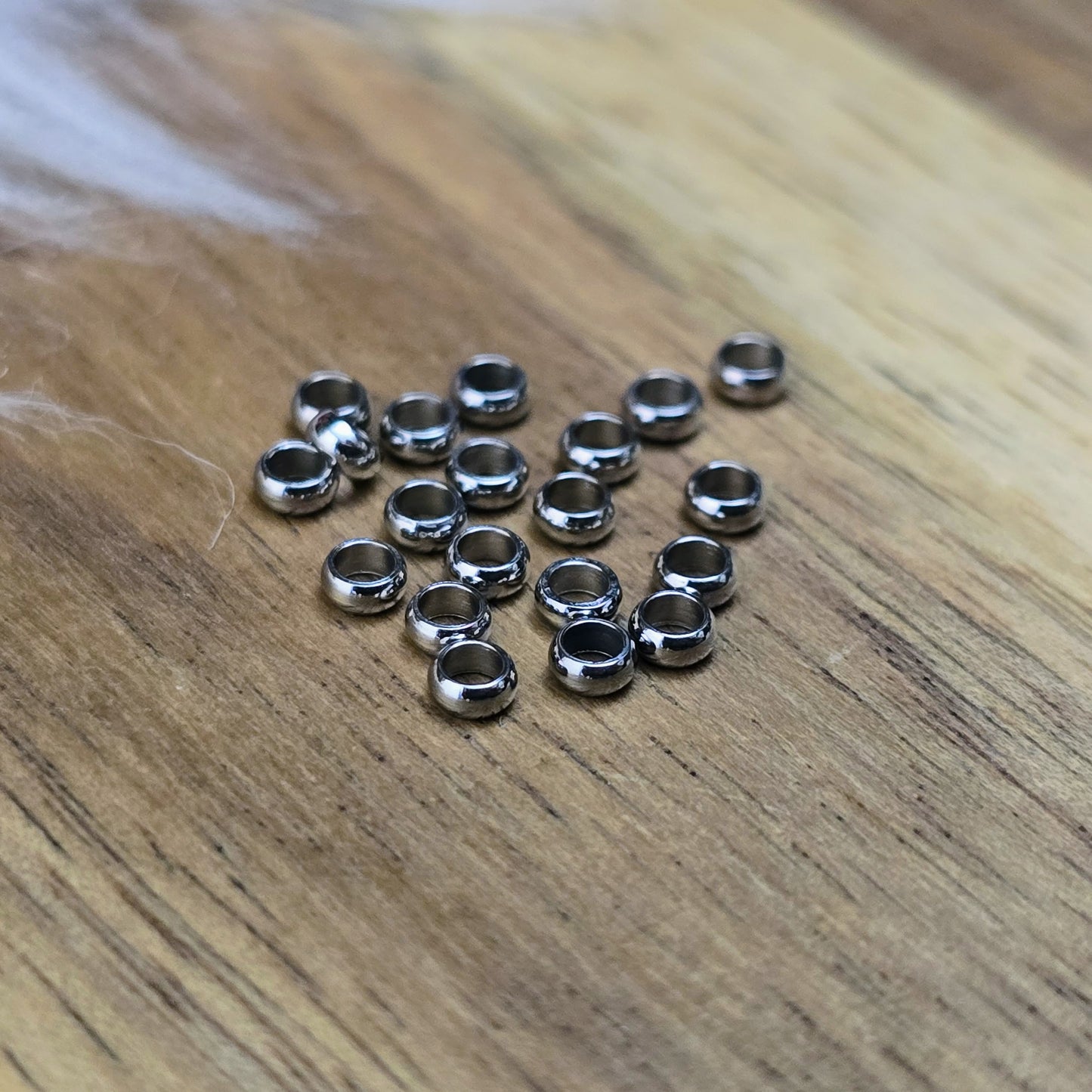 Silberfarbene Edelstahl-Crimps (2,5 mm) im 20er-Set – ideal zum Fixieren von Perlen, Verschlüssen und Details bei Ketten, Armbändern & Schmuckdesign. Langlebig & vielseitig.