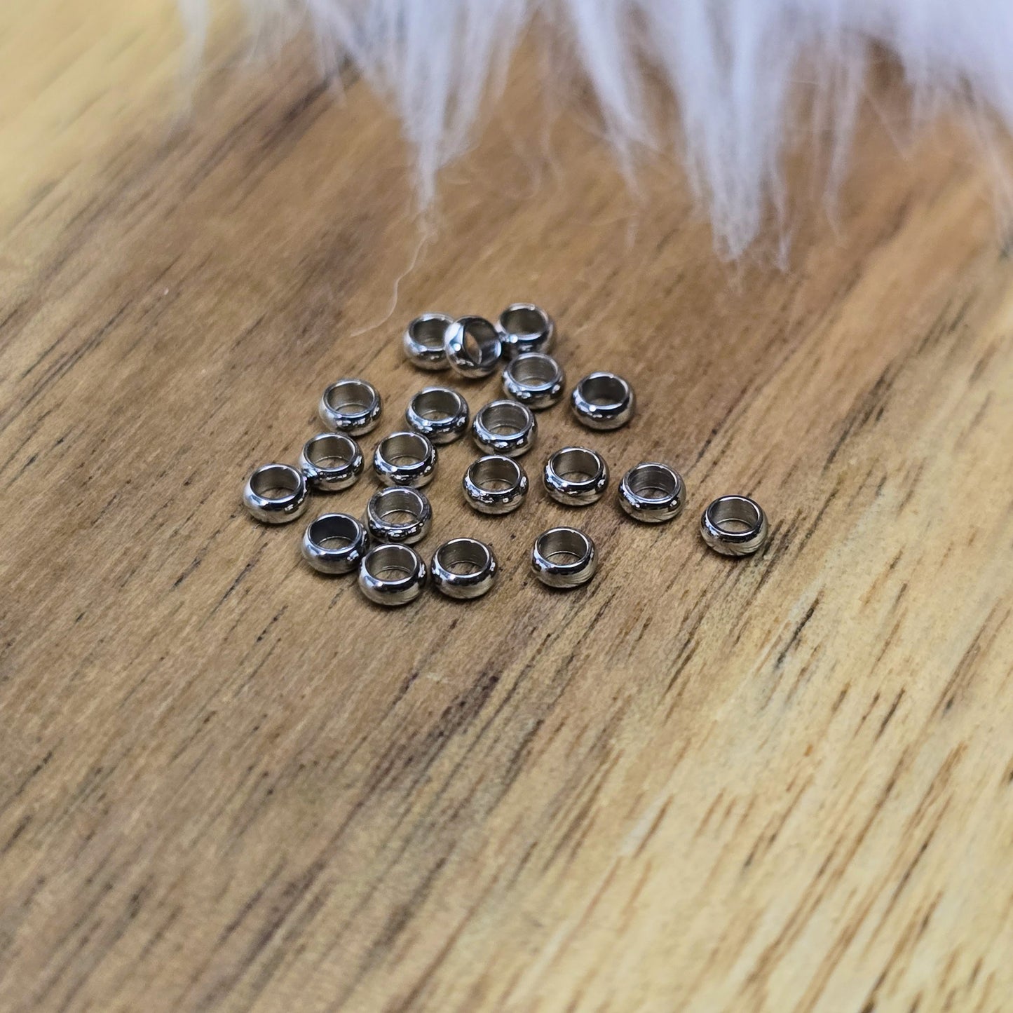Silberfarbene Edelstahl-Crimps (2,5 mm) im 20er-Set – ideal zum Fixieren von Perlen, Verschlüssen und Details bei Ketten, Armbändern & Schmuckdesign. Langlebig & vielseitig.