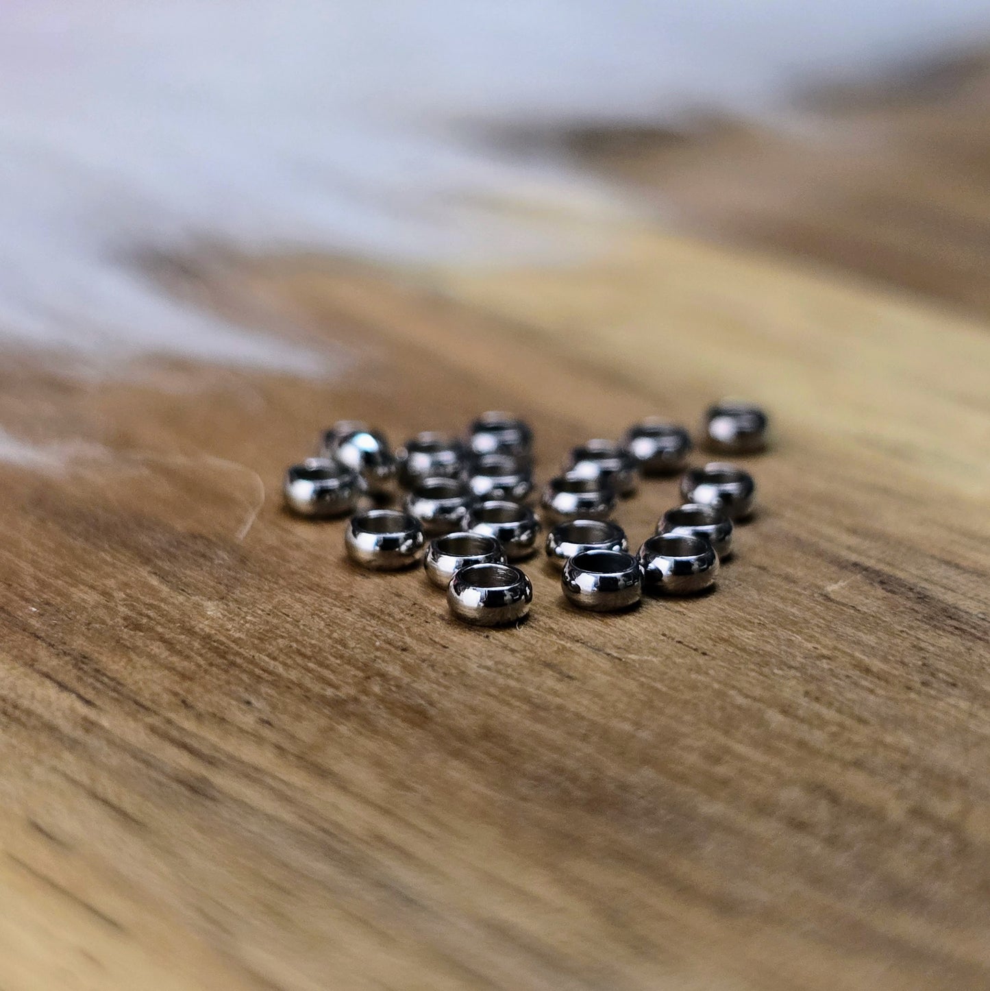 Silberfarbene Edelstahl-Crimps (2,5 mm) im 20er-Set – ideal zum Fixieren von Perlen, Verschlüssen und Details bei Ketten, Armbändern & Schmuckdesign. Langlebig & vielseitig.