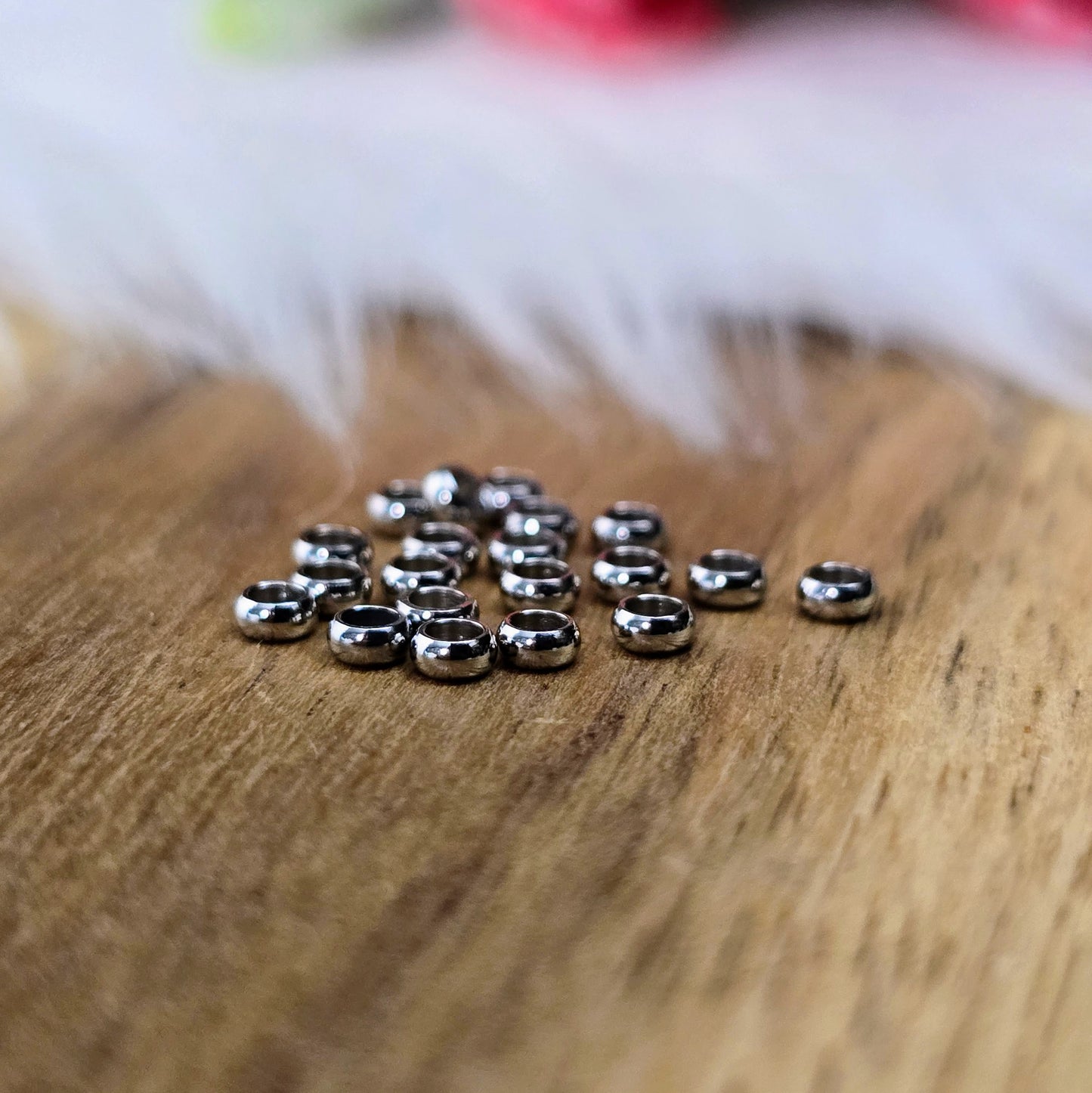 Silberfarbene Edelstahl-Crimps (2,5 mm) im 20er-Set – ideal zum Fixieren von Perlen, Verschlüssen und Details bei Ketten, Armbändern & Schmuckdesign. Langlebig & vielseitig.