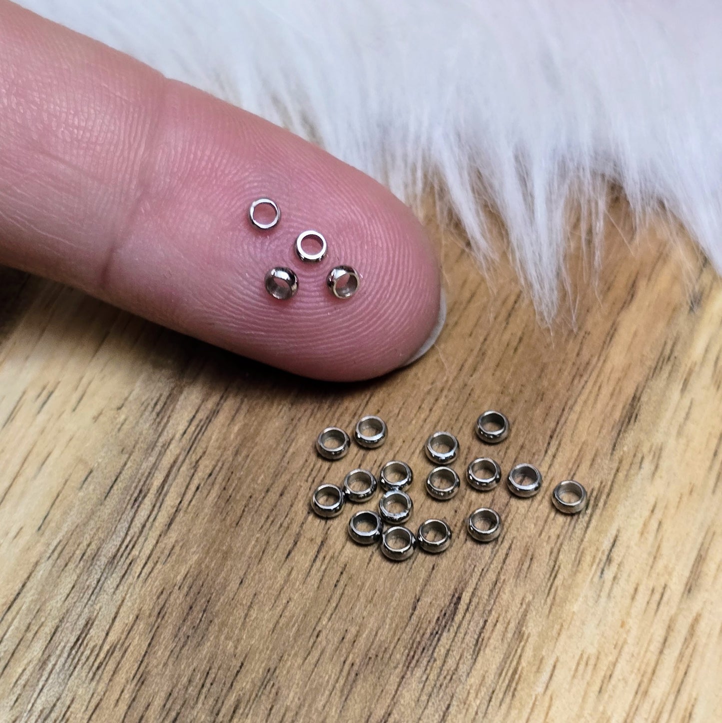 Silberfarbene Edelstahl-Crimps (2,5 mm) im 20er-Set – ideal zum Fixieren von Perlen, Verschlüssen und Details bei Ketten, Armbändern & Schmuckdesign. Langlebig & vielseitig.