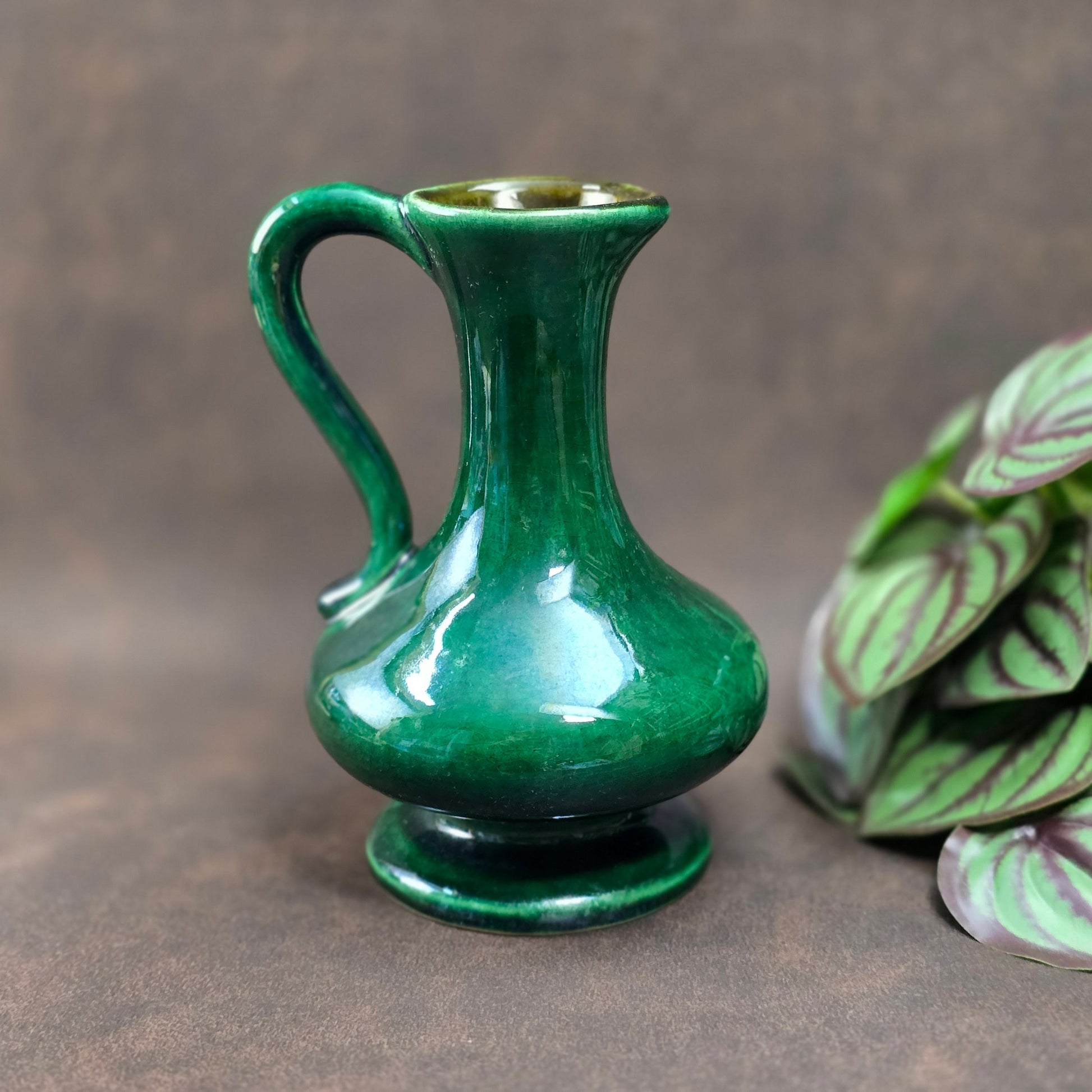 Smaragdgrüner Vintage-Krug von Bay Keramik (1970er). Schön als Vase, Krug oder Sammlerstück. Kleine Makel, viel Charme!