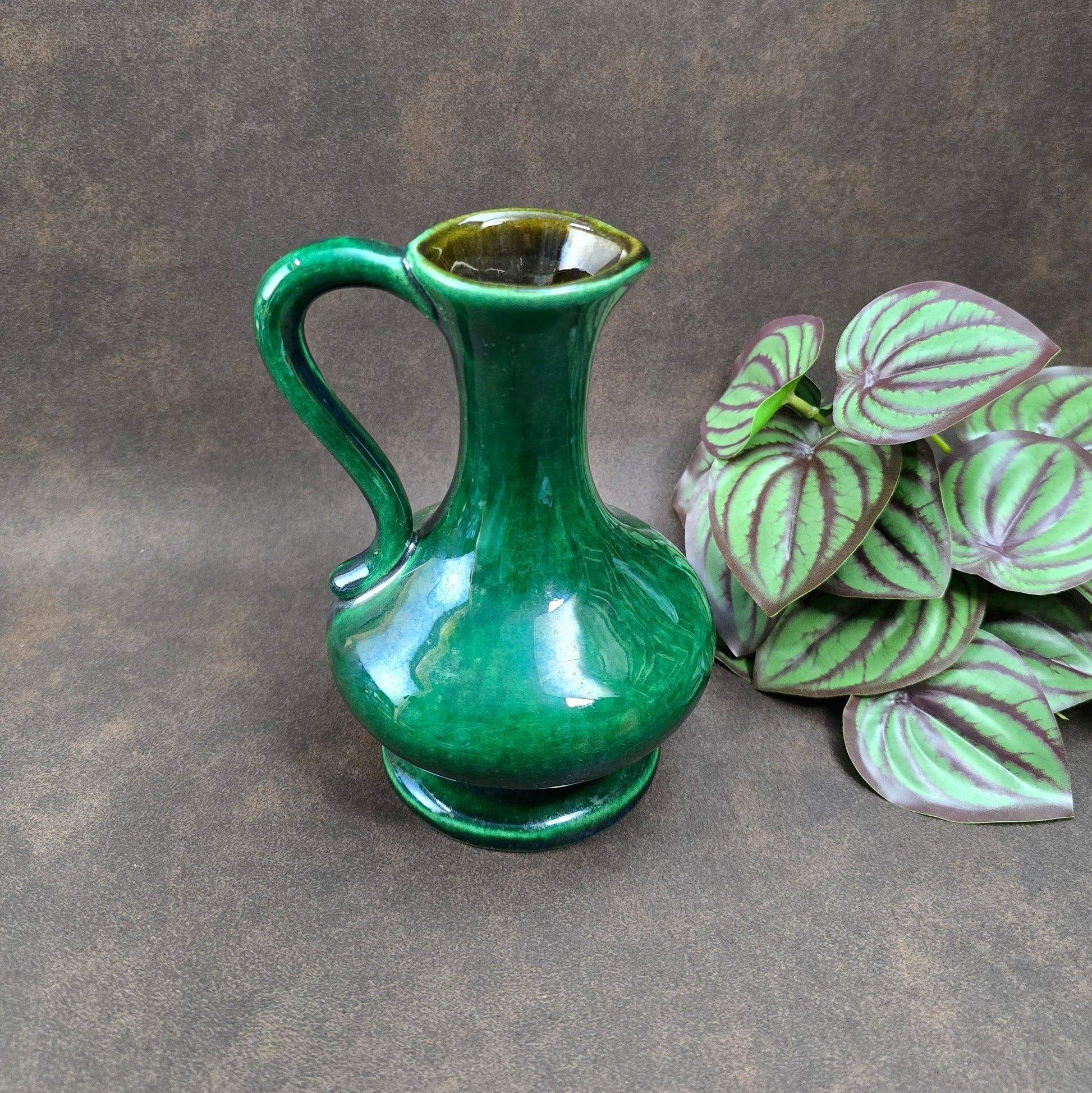 Smaragdgrüner Vintage-Krug von Bay Keramik (1970er). Schön als Vase, Krug oder Sammlerstück. Kleine Makel, viel Charme!
