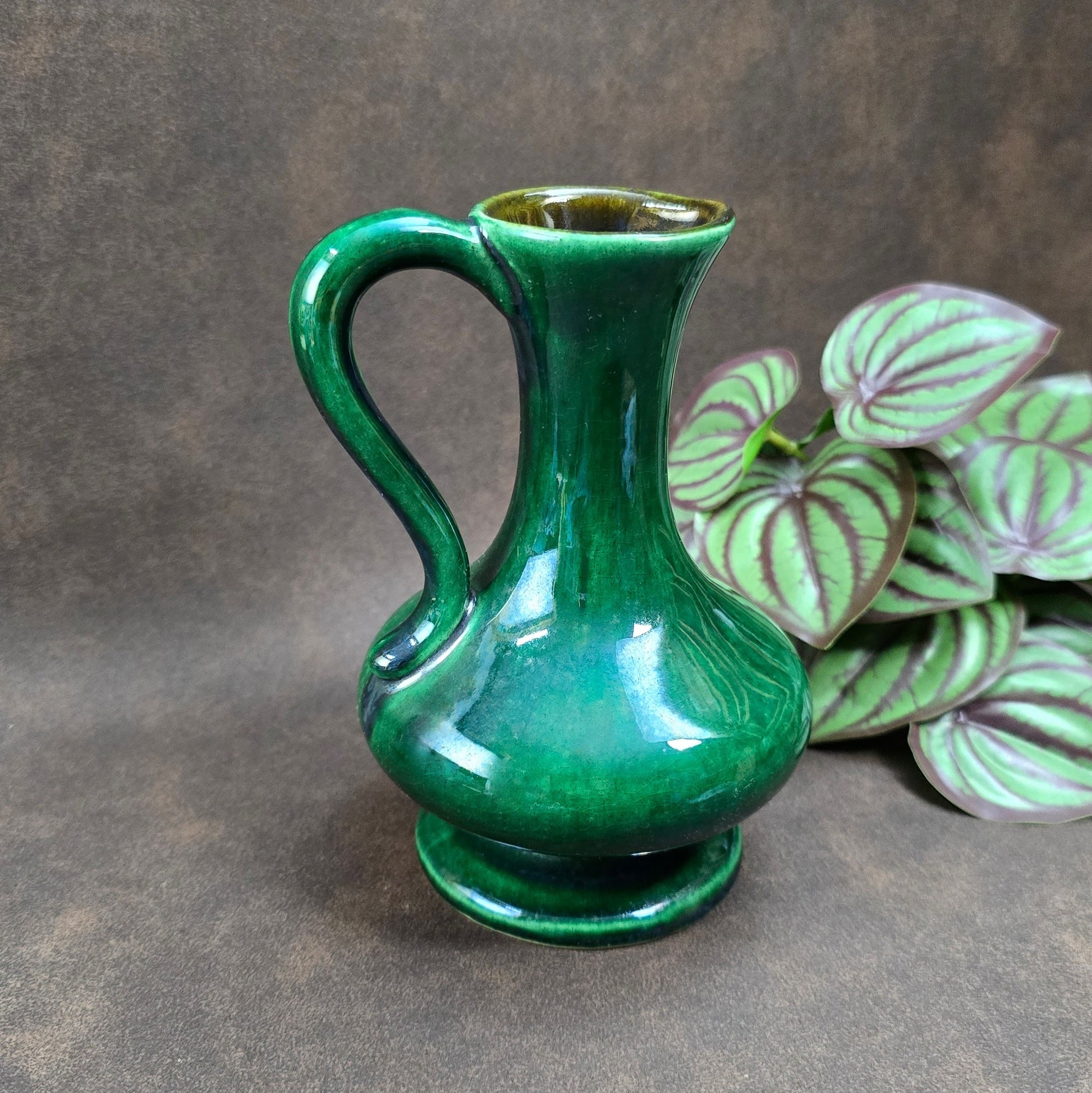 Smaragdgrüner Vintage-Krug von Bay Keramik (1970er). Schön als Vase, Krug oder Sammlerstück. Kleine Makel, viel Charme!