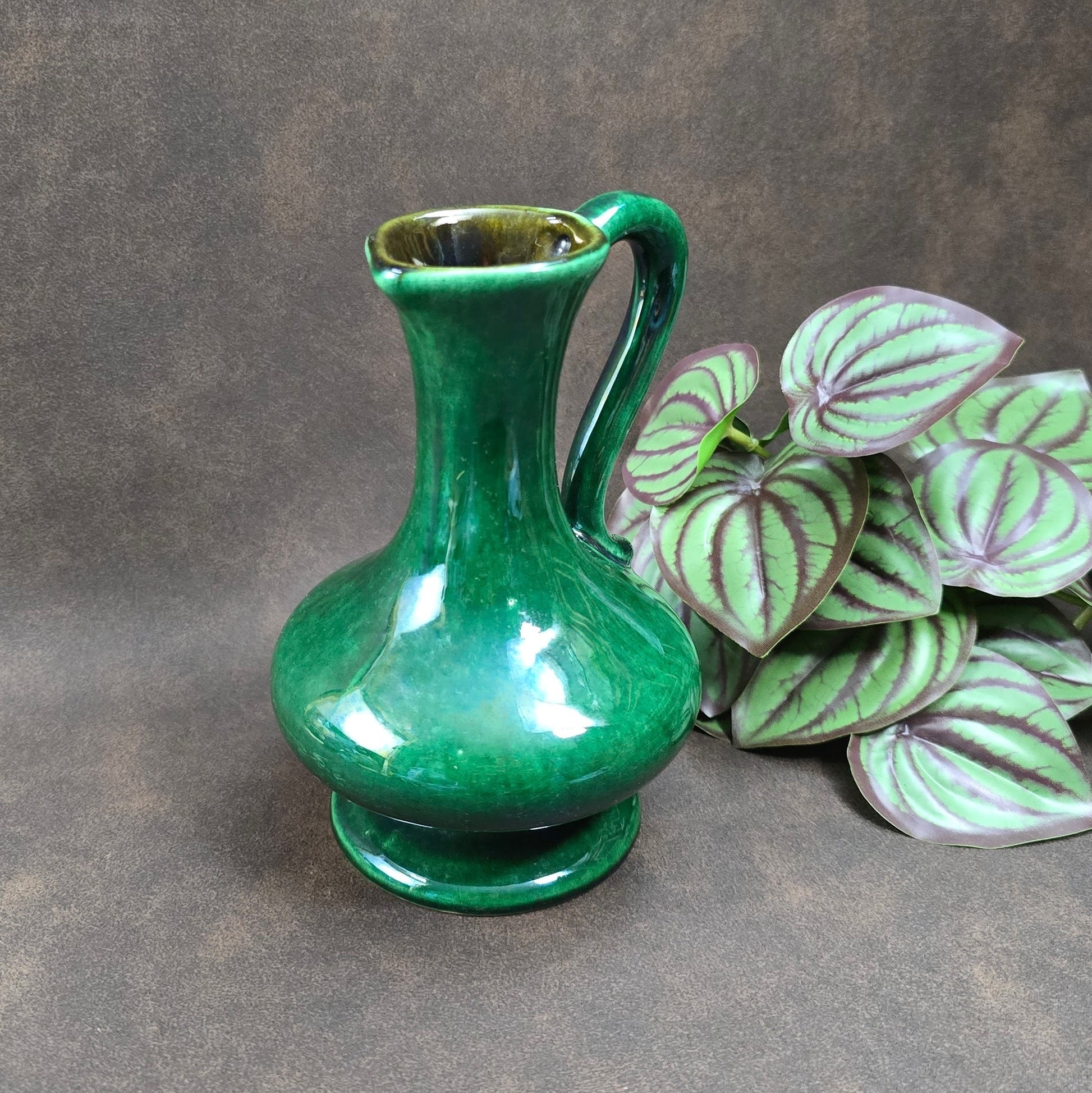 Smaragdgrüner Vintage-Krug von Bay Keramik (1970er). Schön als Vase, Krug oder Sammlerstück. Kleine Makel, viel Charme!