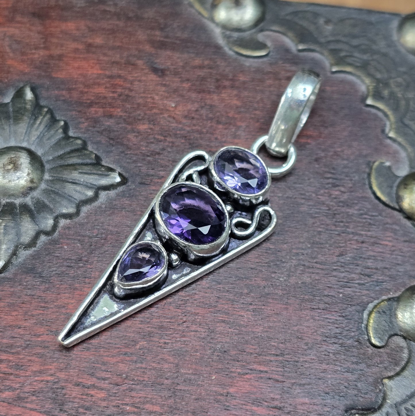 Kettenanhänger aus .925 Sterling Silber mit Amethysten, gestaltet im Ethno-Stil in Form einer Pfeilspitze.