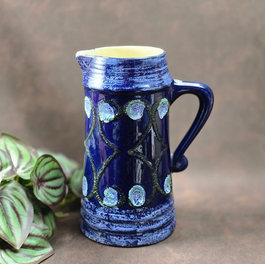 Vintage Strehla Keramik-Krug (DDR) Modell 9007, 50er/60er. Blaue Lava-Glasur, Pfauenaugen. Innen Riss, außen unversehrt. Perfekt für Trockenblumen.