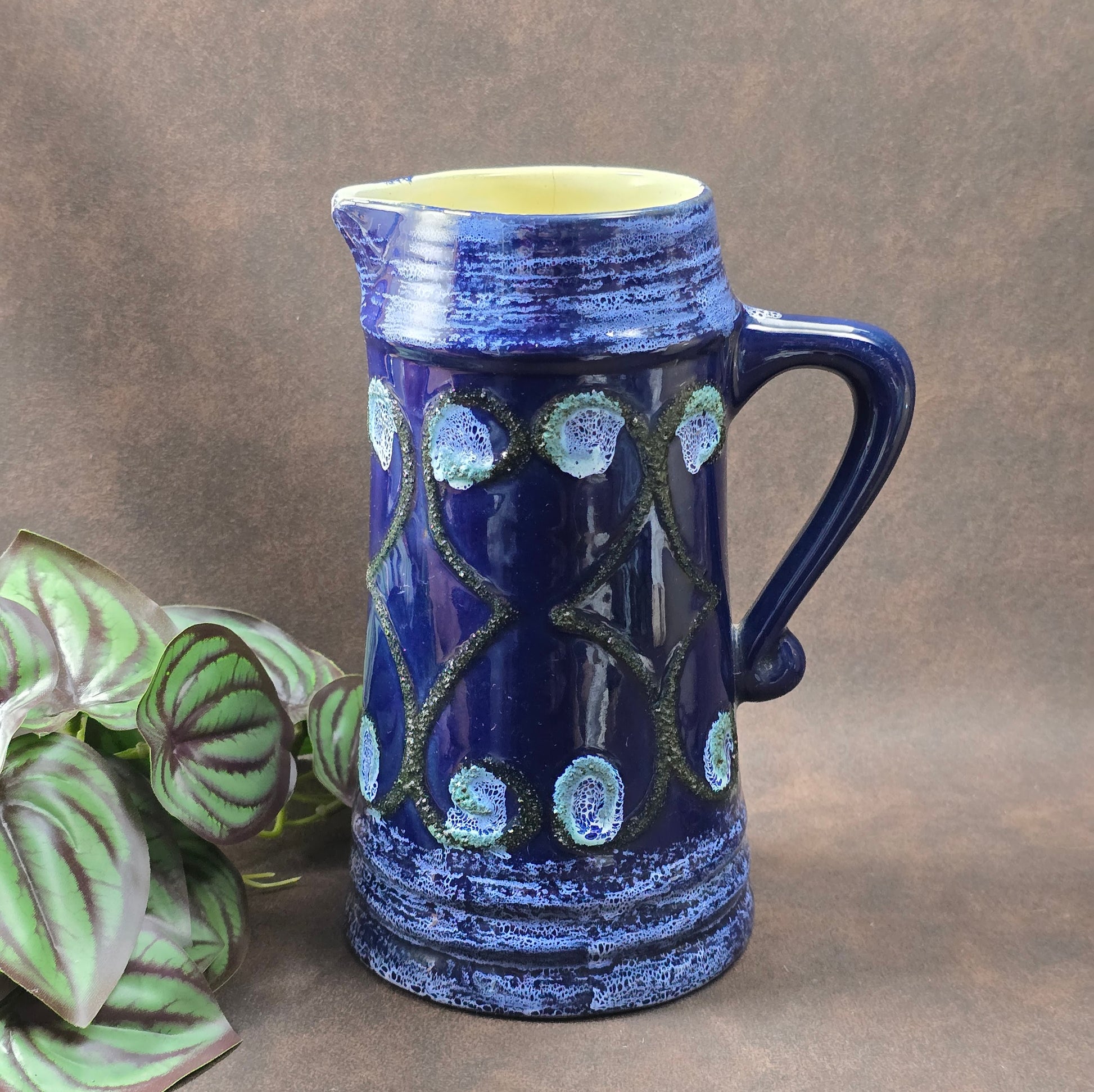 Vintage Strehla Keramik-Krug (DDR) Modell 9007, 50er/60er. Blaue Lava-Glasur, Pfauenaugen. Innen Riss, außen unversehrt. Perfekt für Trockenblumen.