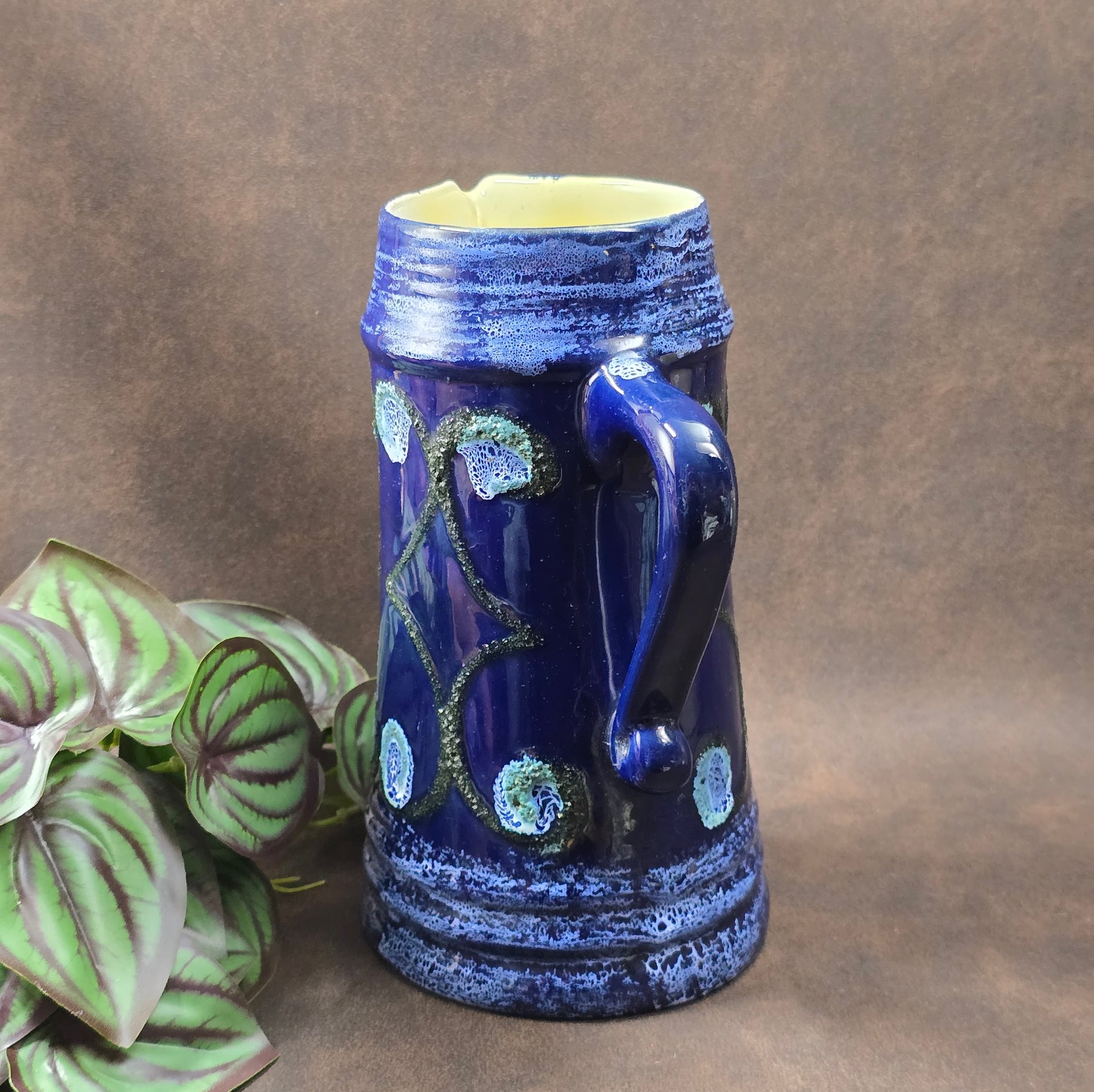 Vintage Strehla Keramik-Krug (DDR) Modell 9007, 50er/60er. Blaue Lava-Glasur, Pfauenaugen. Innen Riss, außen unversehrt. Perfekt für Trockenblumen.