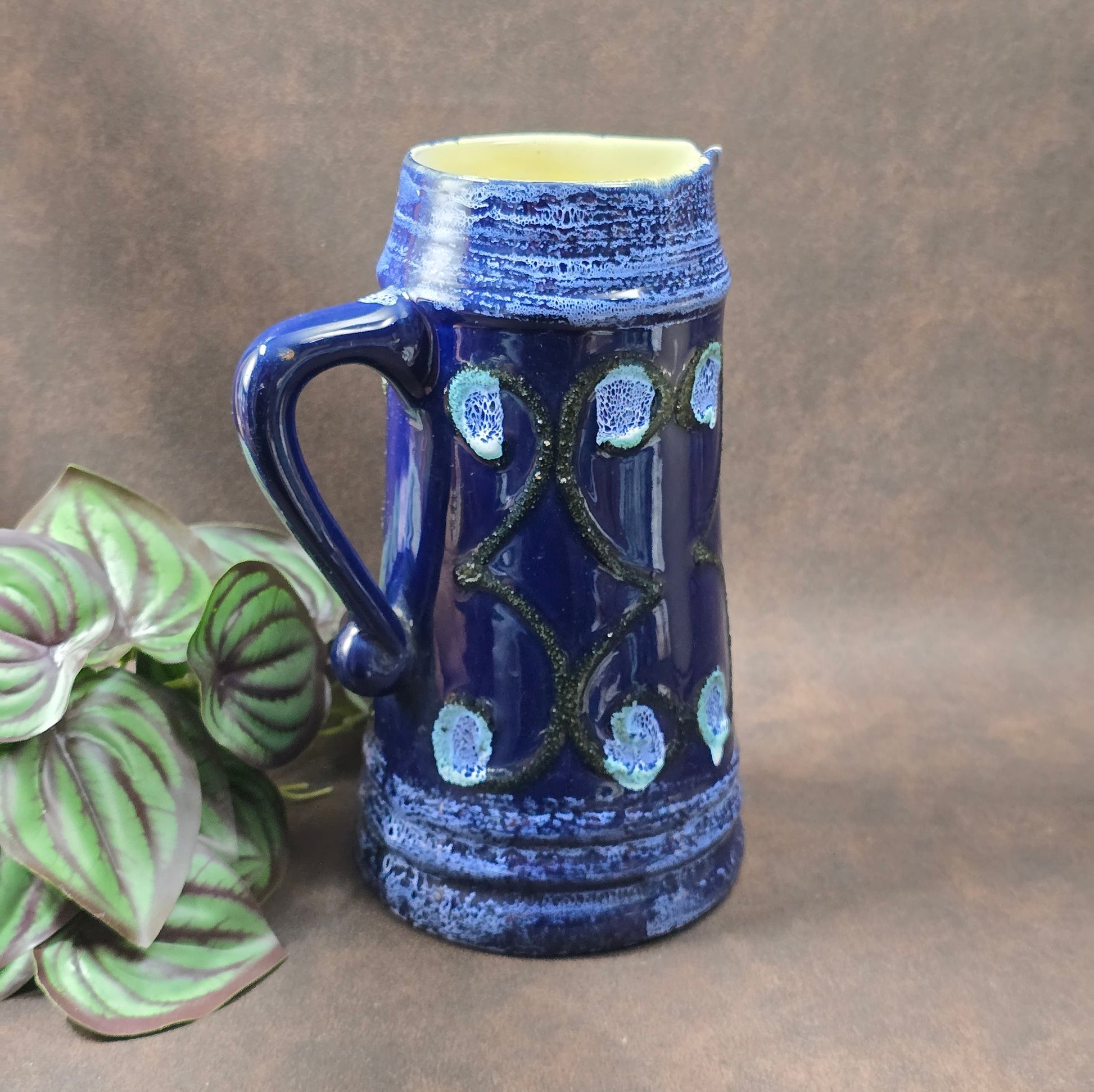 Vintage Strehla Keramik-Krug (DDR) Modell 9007, 50er/60er. Blaue Lava-Glasur, Pfauenaugen. Innen Riss, außen unversehrt. Perfekt für Trockenblumen.