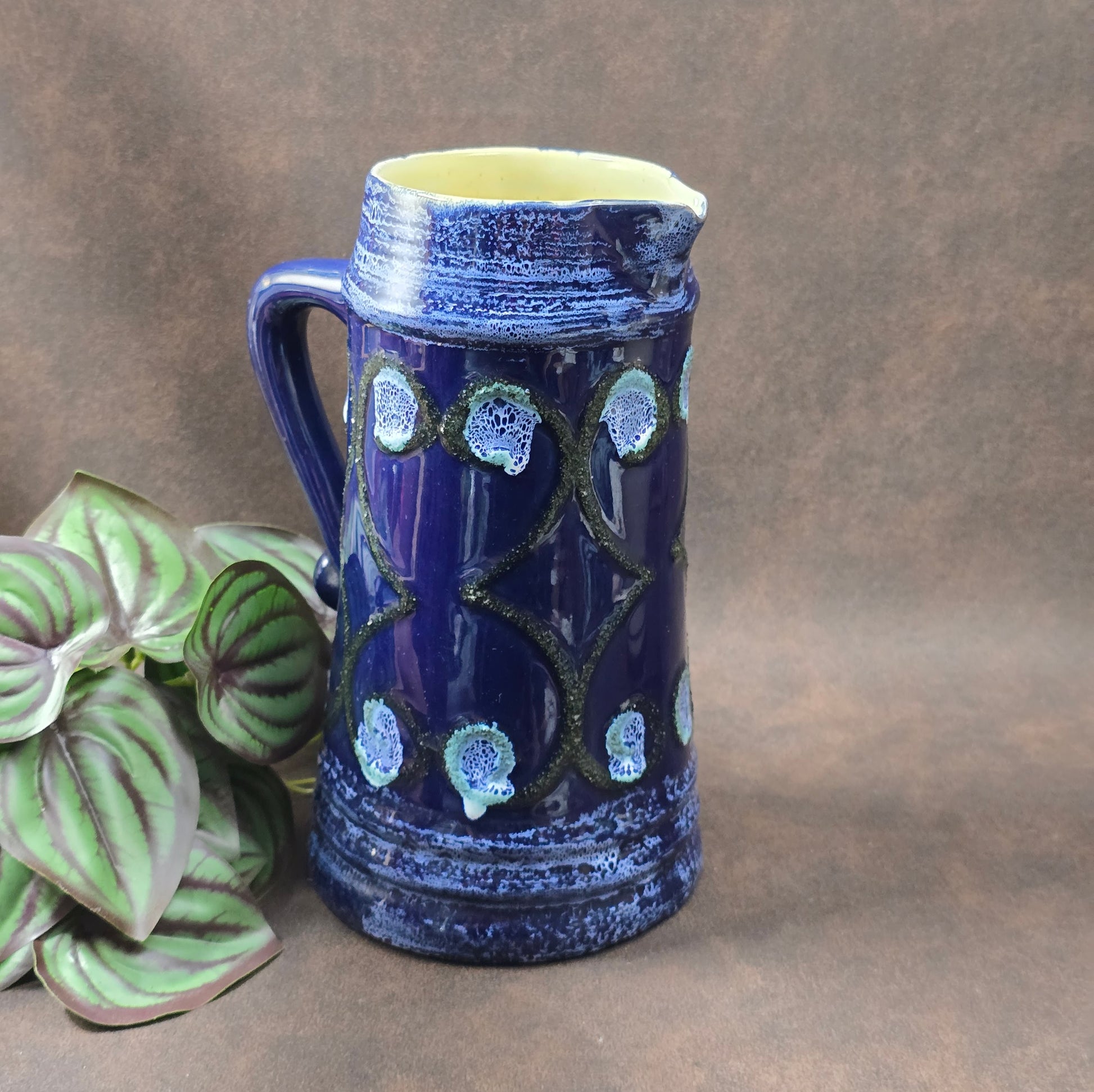 Vintage Strehla Keramik-Krug (DDR) Modell 9007, 50er/60er. Blaue Lava-Glasur, Pfauenaugen. Innen Riss, außen unversehrt. Perfekt für Trockenblumen.