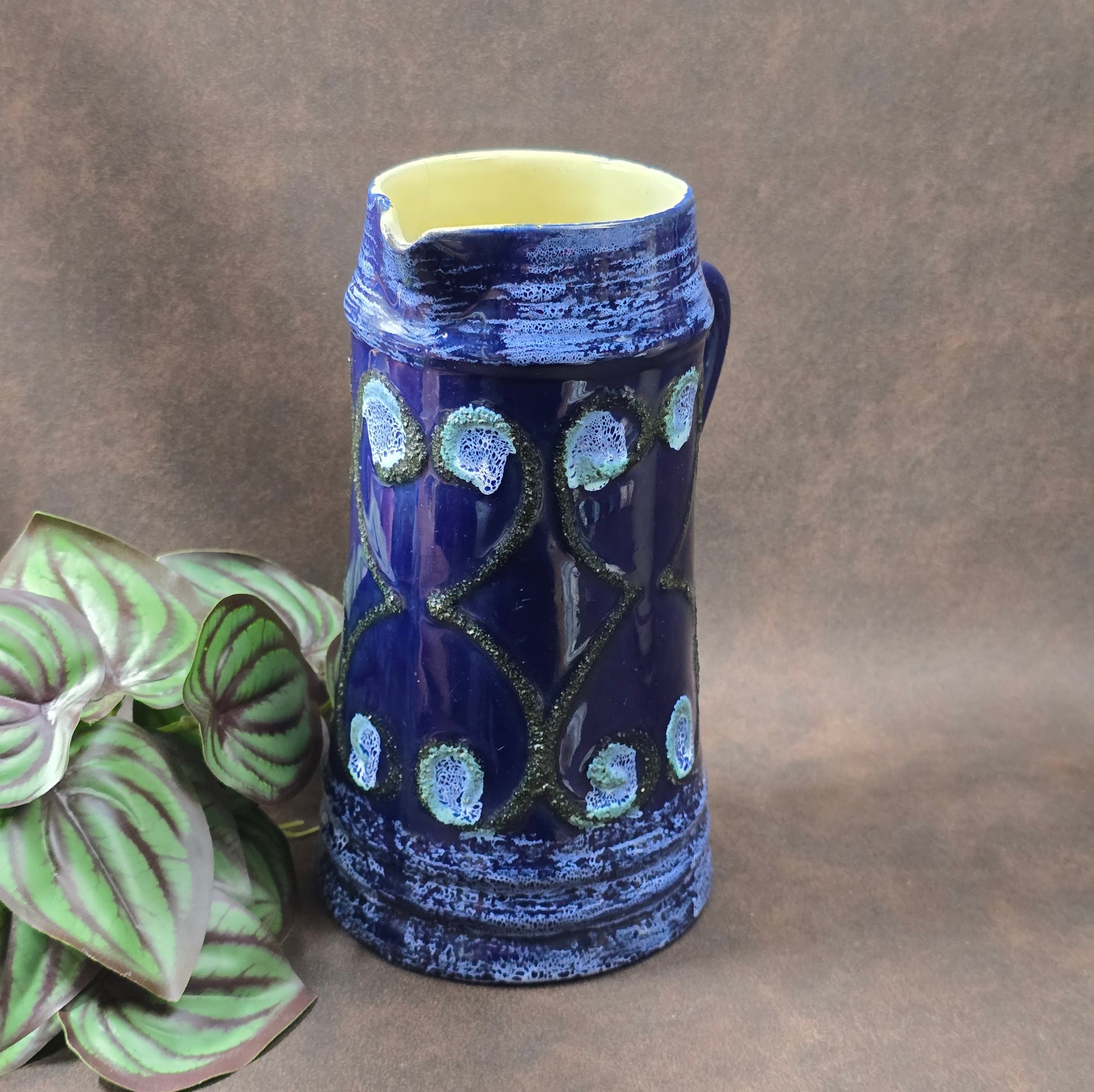 Vintage Strehla Keramik-Krug (DDR) Modell 9007, 50er/60er. Blaue Lava-Glasur, Pfauenaugen. Innen Riss, außen unversehrt. Perfekt für Trockenblumen.