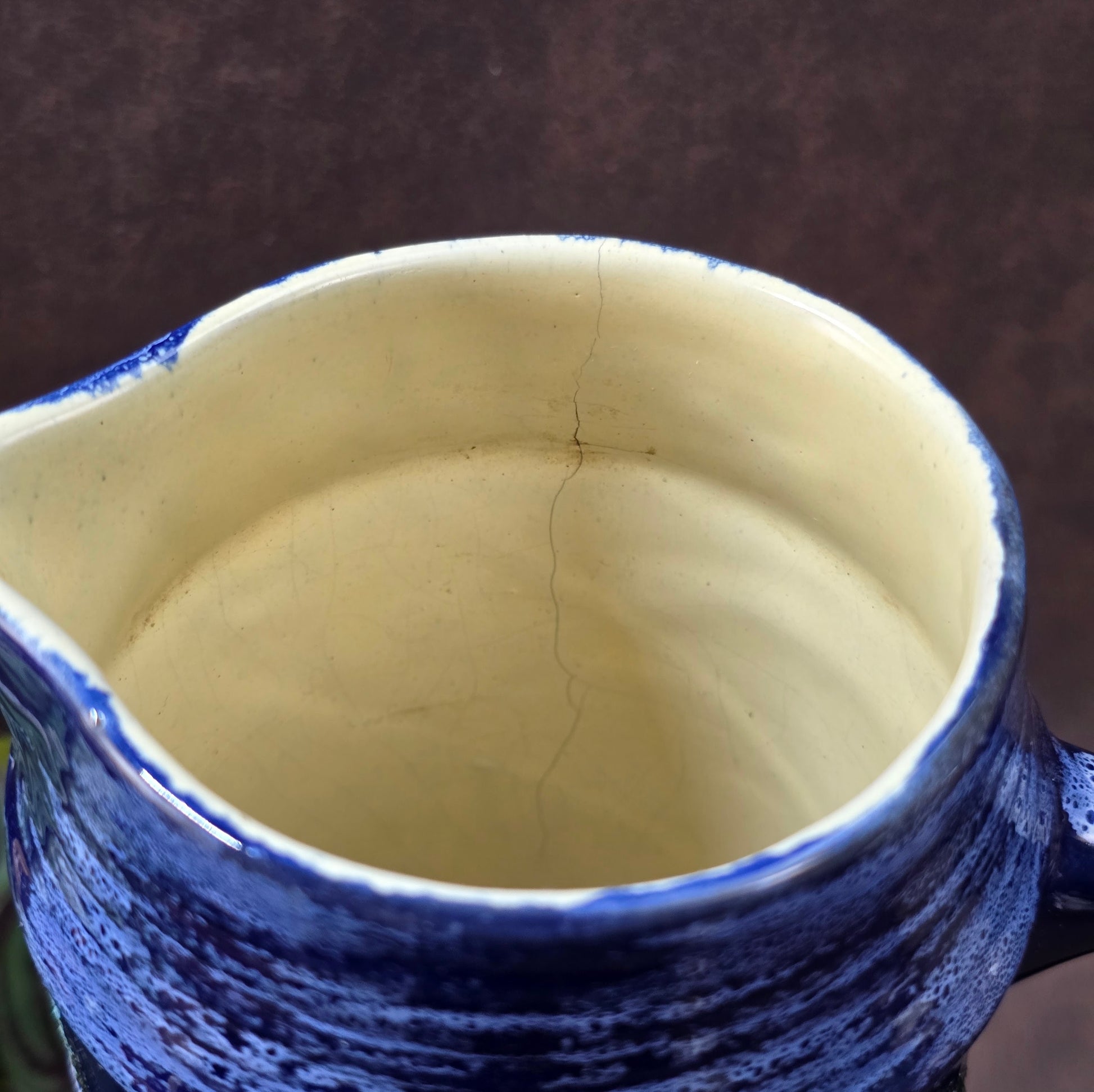 Vintage Strehla Keramik-Krug (DDR) Modell 9007, 50er/60er. Blaue Lava-Glasur, Pfauenaugen. Innen Riss, außen unversehrt. Perfekt für Trockenblumen.