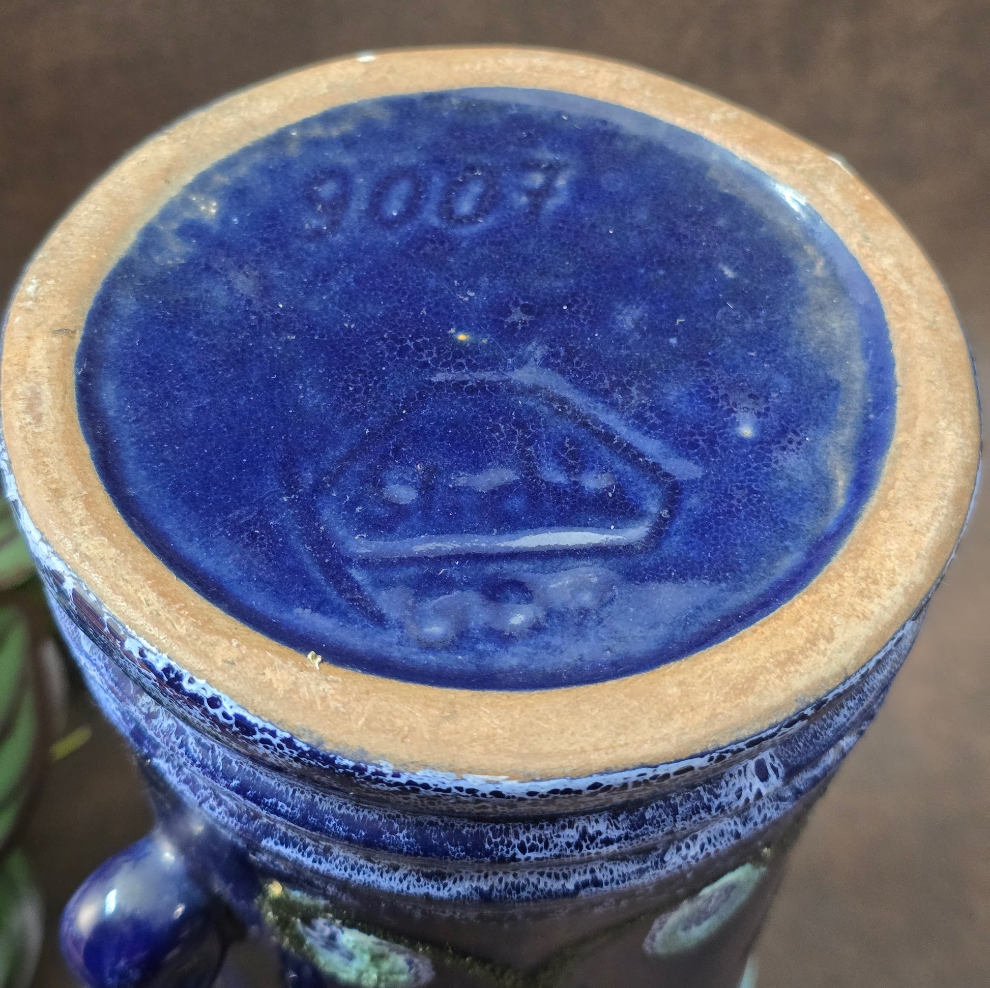 Vintage Strehla Keramik-Krug (DDR) Modell 9007, 50er/60er. Blaue Lava-Glasur, Pfauenaugen. Innen Riss, außen unversehrt. Perfekt für Trockenblumen.