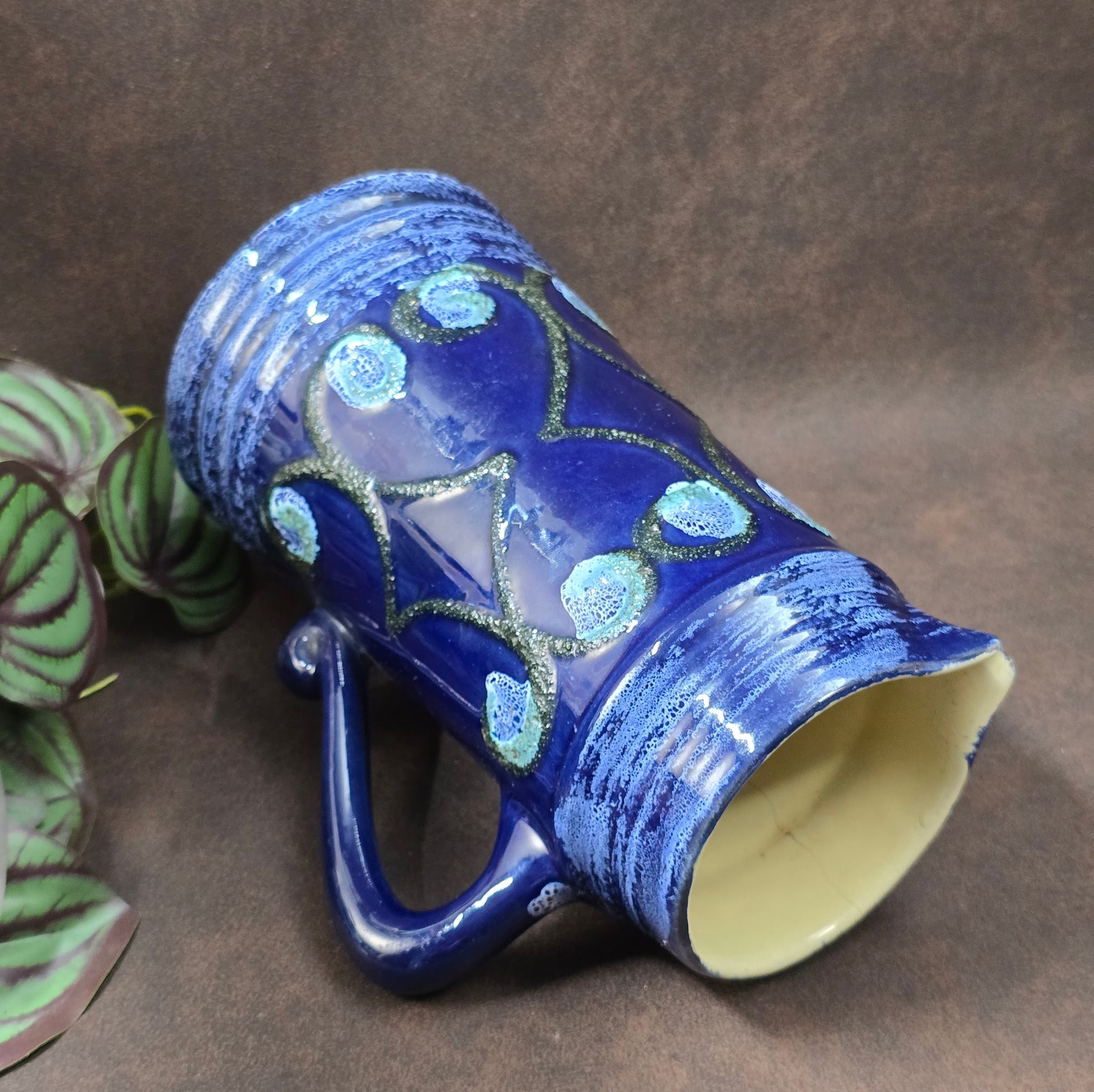 Vintage Strehla Keramik-Krug (DDR) Modell 9007, 50er/60er. Blaue Lava-Glasur, Pfauenaugen. Innen Riss, außen unversehrt. Perfekt für Trockenblumen.