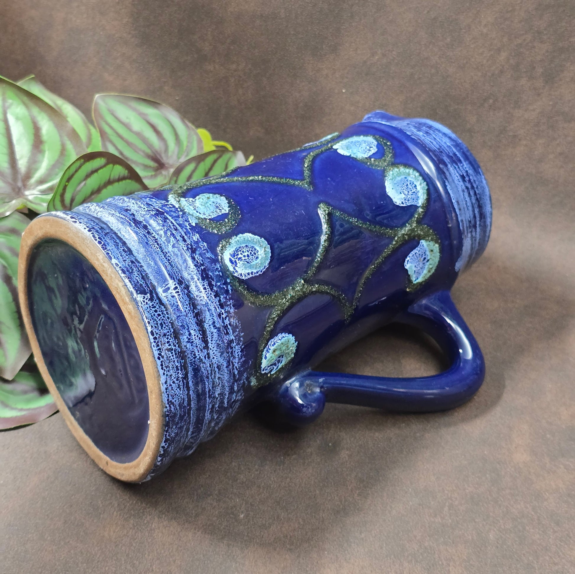 Vintage Strehla Keramik-Krug (DDR) Modell 9007, 50er/60er. Blaue Lava-Glasur, Pfauenaugen. Innen Riss, außen unversehrt. Perfekt für Trockenblumen.