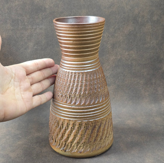 Studiokeramik Vase mit Ritzdekor, Deutschland 1950er/60er, 22 cm hoch, Mid-Century Modern, braun-beige, unbeschädigt.