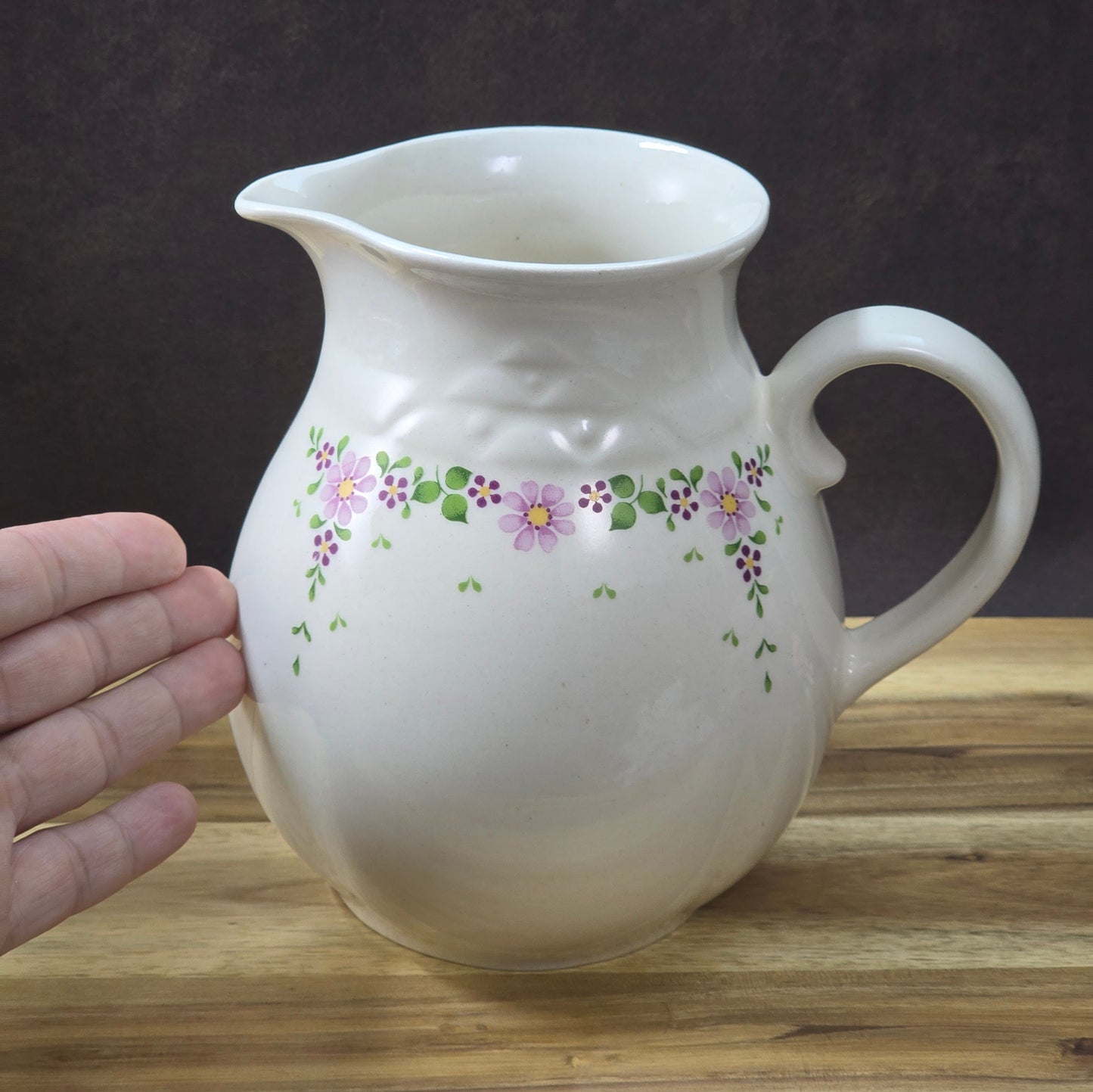 Kugeliger Vintage-Milchkrug aus Keramik (Torgau, 1970er) mit lila Streublumen-Dekor, 0,5 L, ideal als Vase oder Sammelobjekt für nostalgische Wohnstile.