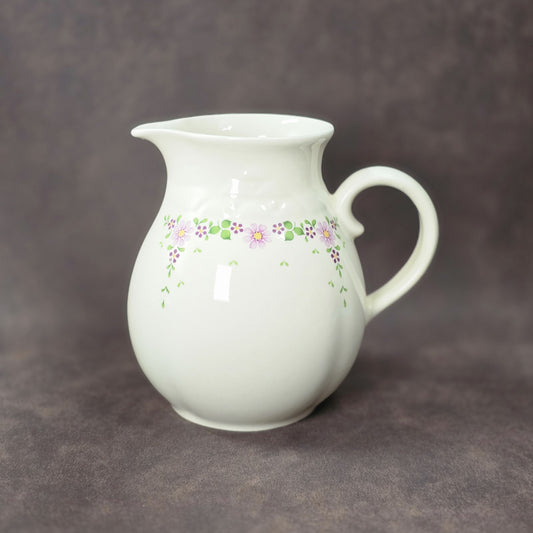 Kugeliger Vintage-Milchkrug aus Keramik (Torgau, 1970er) mit lila Streublumen-Dekor, 0,5 L, ideal als Vase oder Sammelobjekt für nostalgische Wohnstile.