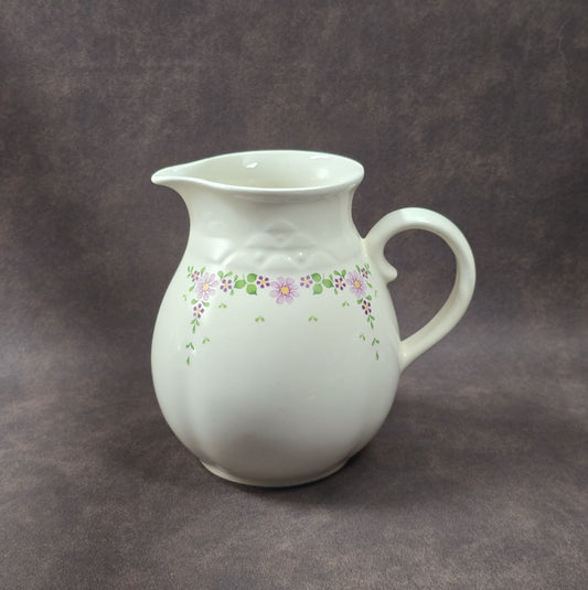 Kugeliger Vintage-Milchkrug aus Keramik (Torgau, 1970er) mit lila Streublumen-Dekor, 0,5 L, ideal als Vase oder Sammelobjekt für nostalgische Wohnstile.
