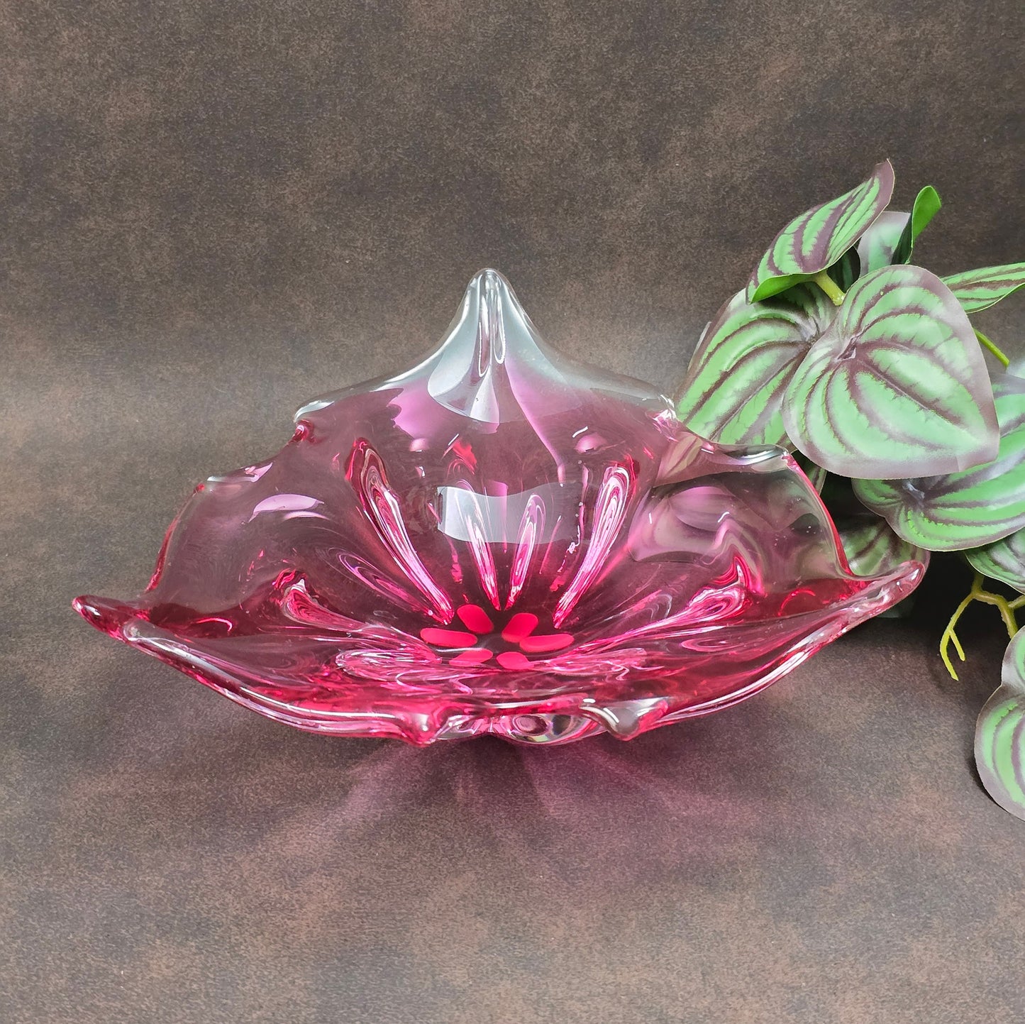 Hochwertige Rubin Glasschale von Josef Hospodka, Chribska Glaswerke, 1970er Design. Perfekt als Dekoration, Sammlerstück oder stilvolles Vintage Highlight.