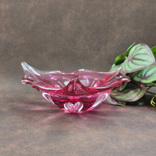 Hochwertige Rubin Glasschale von Josef Hospodka, Chribska Glaswerke, 1970er Design. Perfekt als Dekoration, Sammlerstück oder stilvolles Vintage Highlight.