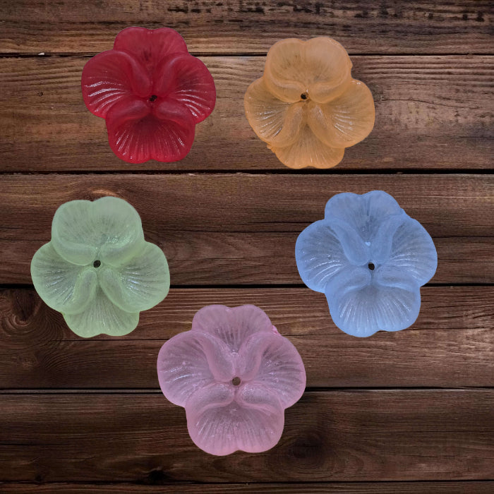 Diese mattierten Blumenperlen aus Acryl mit einem Durchmesser von 20 mm sind perfekt für deine kreativen Projekte! Ideal für Schmuck, Makramee und Dekorationen. Ihre schimmernde Oberfläche bringt blumigen Flair und ist eine wunderbare Ergänzung für Hochzeiten, Sommerfeste und andere festliche Anlässe.